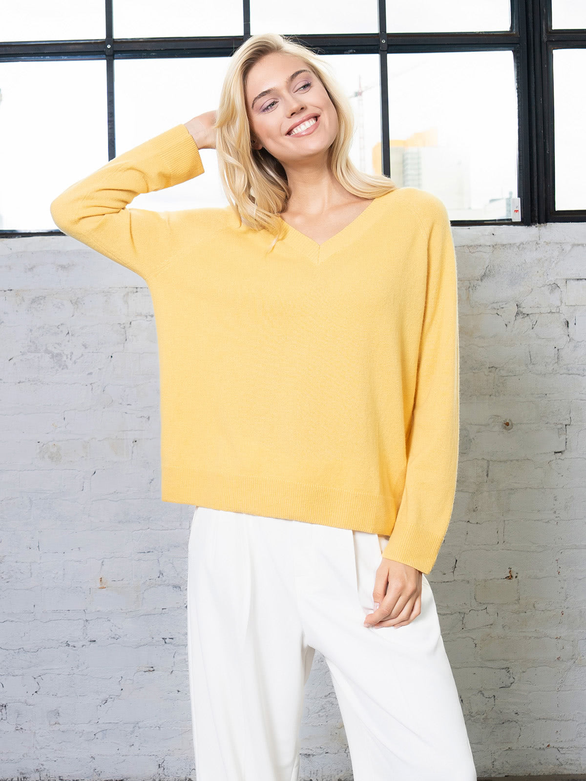 Kaschmir-Pullover mit V-Ausschnitt in Yellow von SAINTE MER