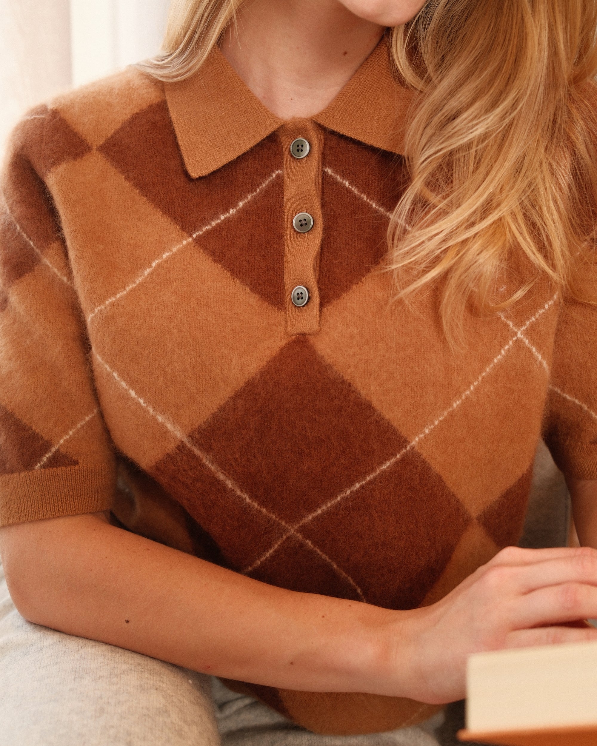 SAINTE MER Argyle Strick-Polo aus 95% Merinowolle und 5% Kaschmir in Cinnamon Toffee White, Vorderansicht