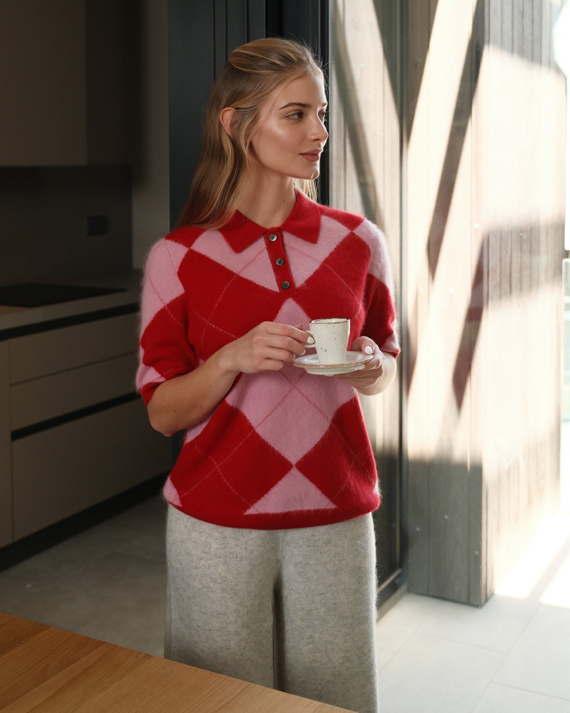 Argyle Strick-Polo in Red Rose Lipstick, Rückansicht