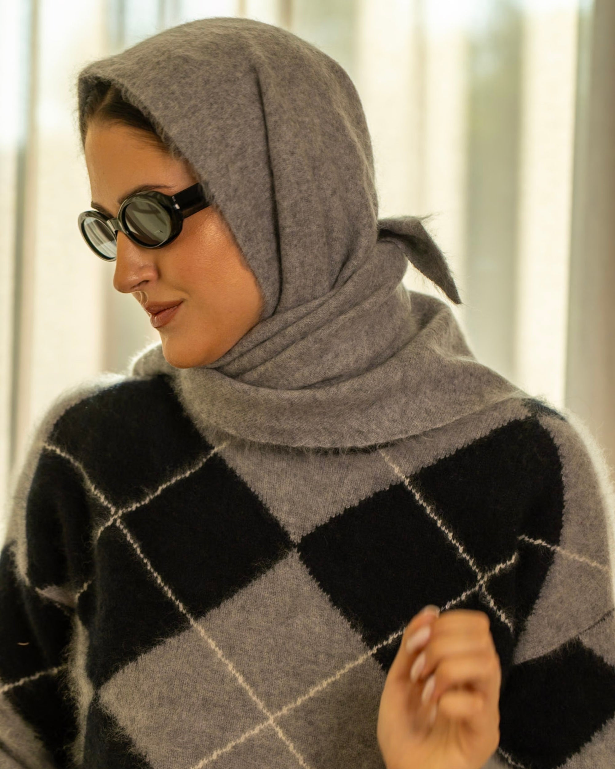 Großes Dreieckstuch in Flanell am Model im Outfit getragen