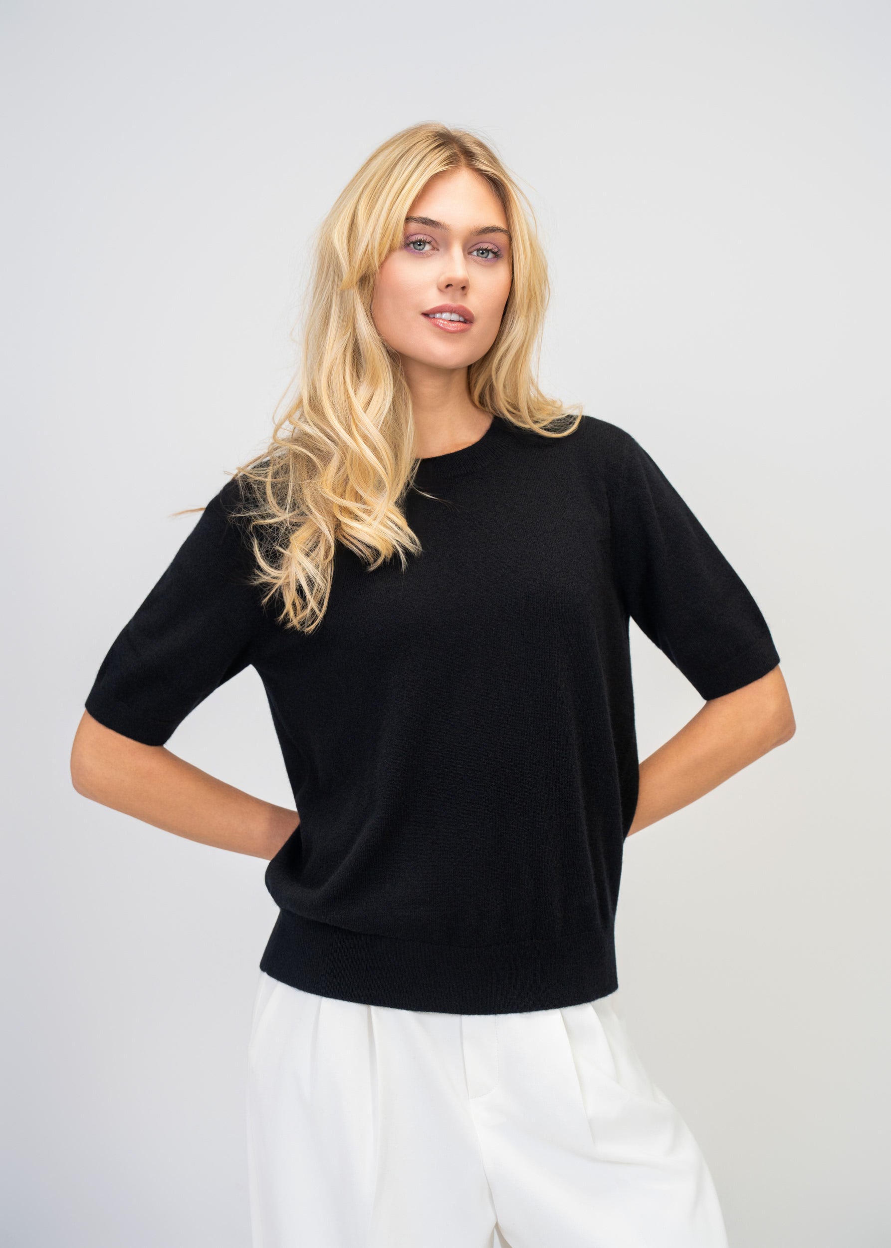 Cashmere Knit Sweater With Round Neck And Short Sleeves