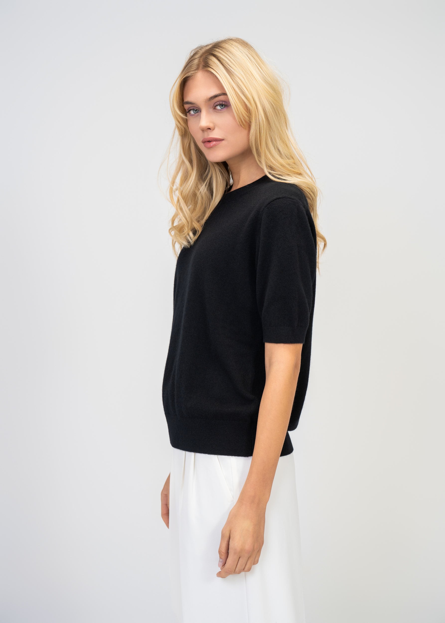 Cashmere Knit Sweater With Round Neck And Short Sleeves