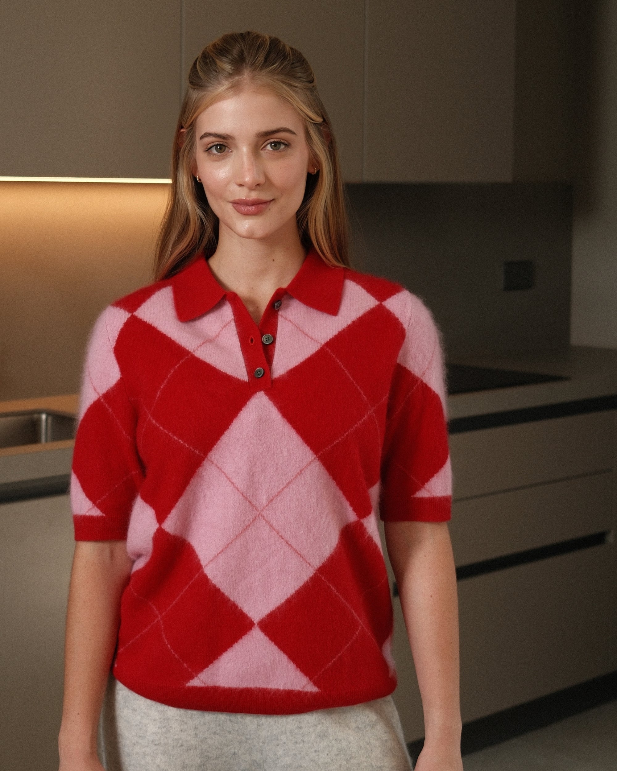 SAINTE MER Argyle Strick-Polo in Red Rose Lipstick, Merino und Kaschmir gebürstet