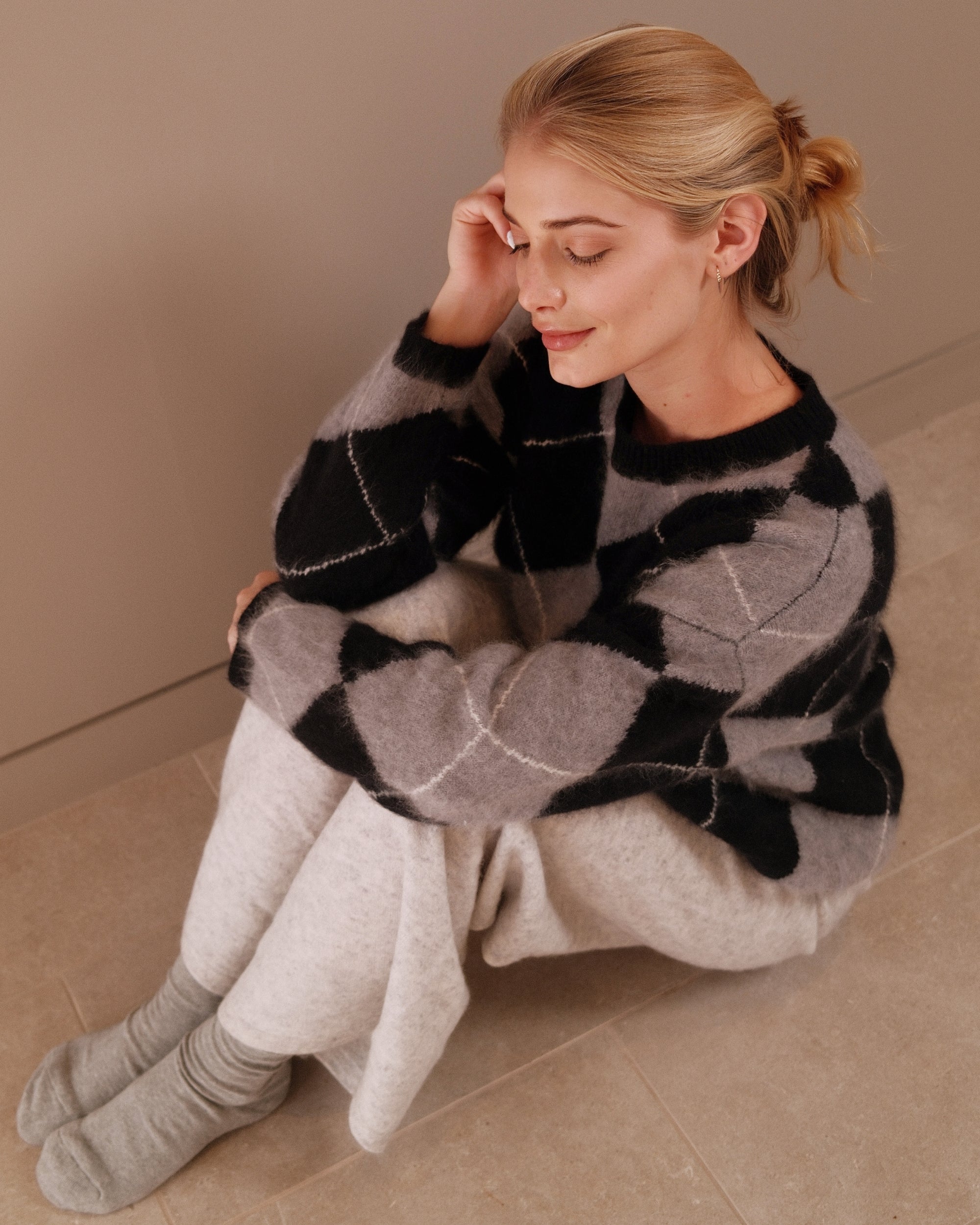 Argyle Pullover Rundhals in Flanell Black White, seitliche Ansicht