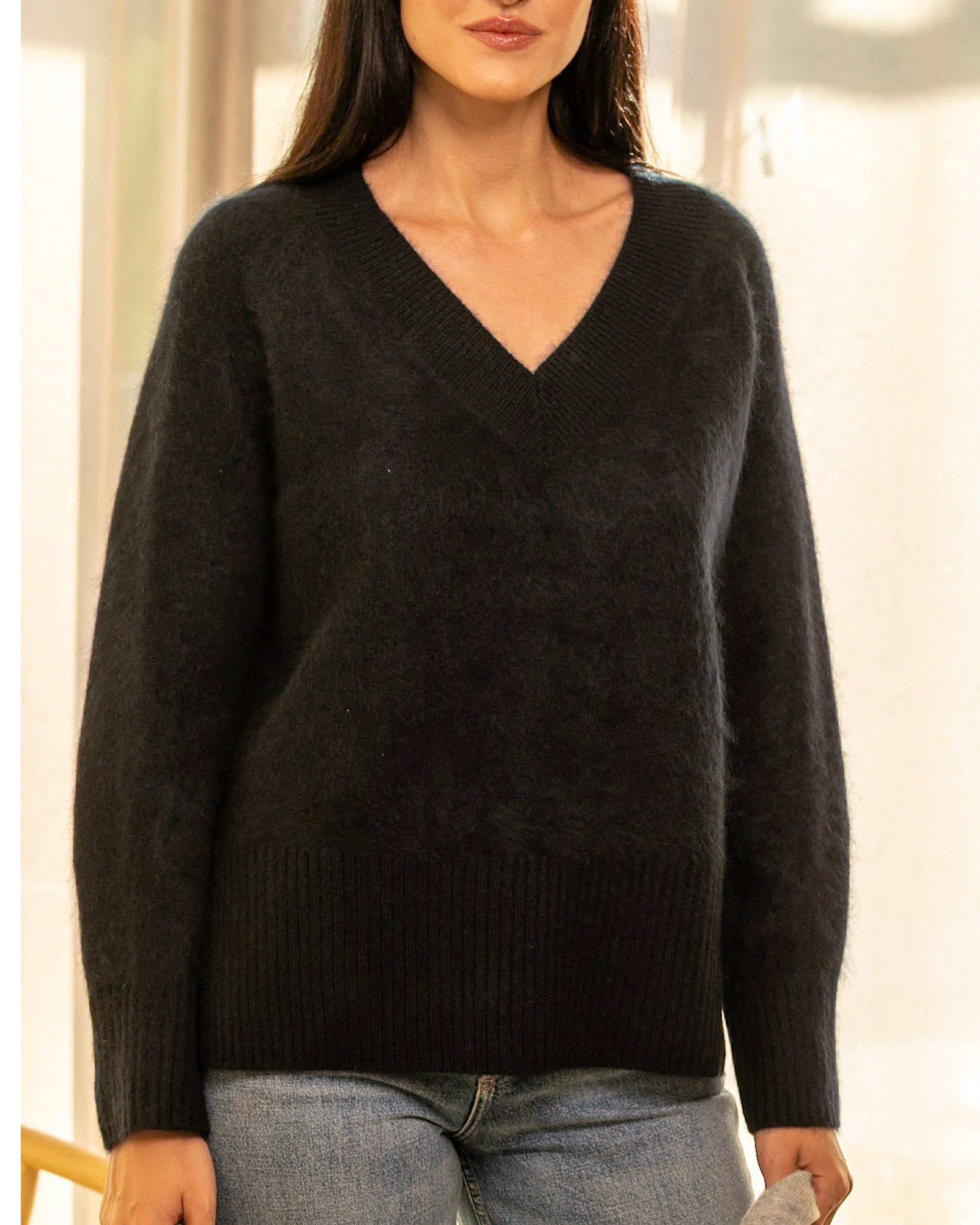 V-Neck Pullover in Black, V-Ausschnitt im Detail