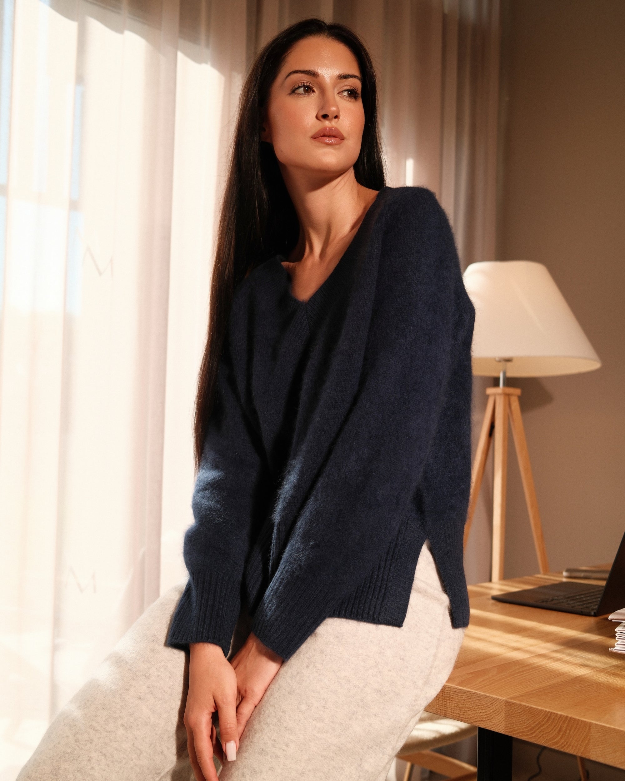V-Neck Pullover in Navy, Raglanärmel im Detail