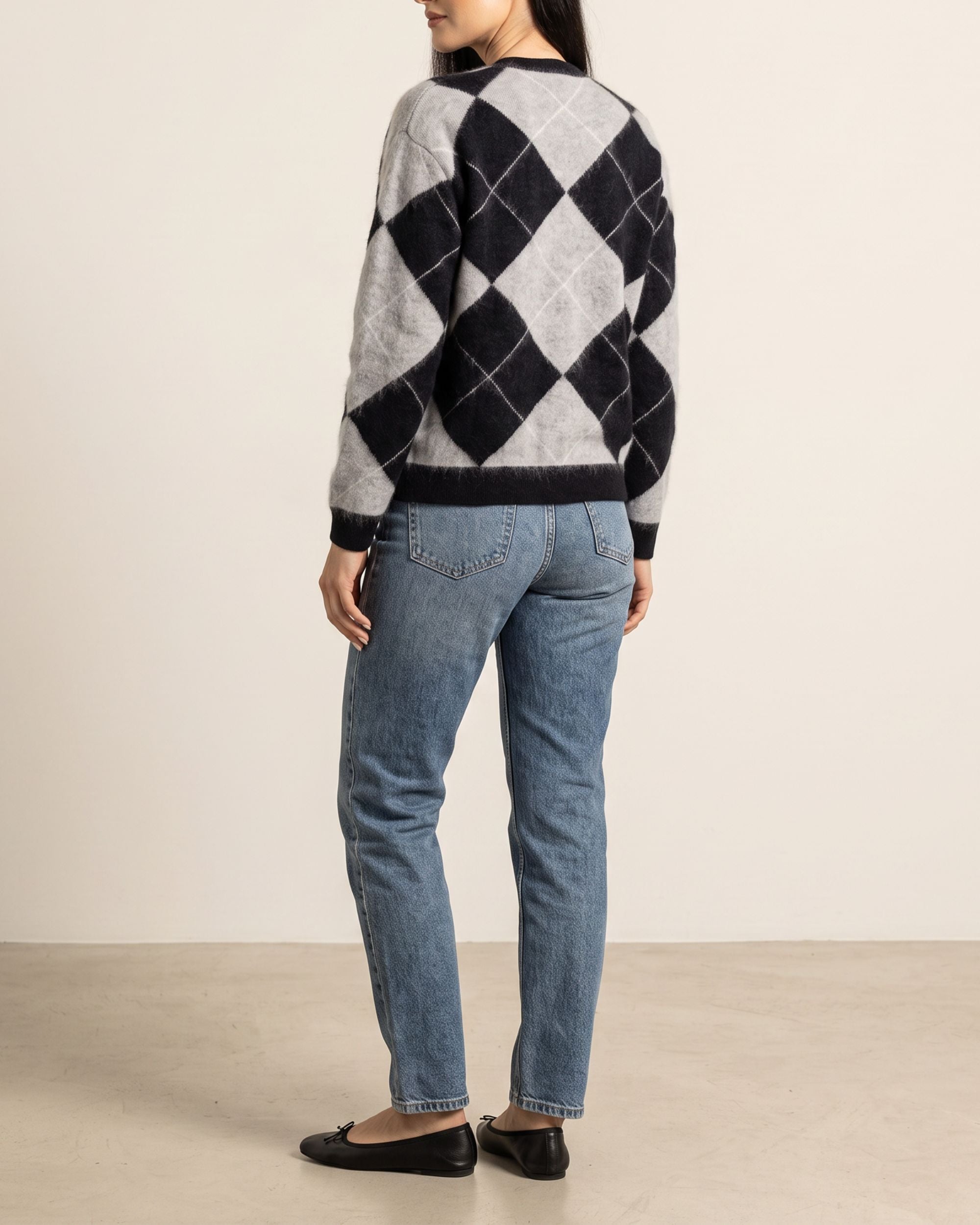 Argyle Strickjacke V-Ausschnitt in Black Silver White, Saum im Rippstrick