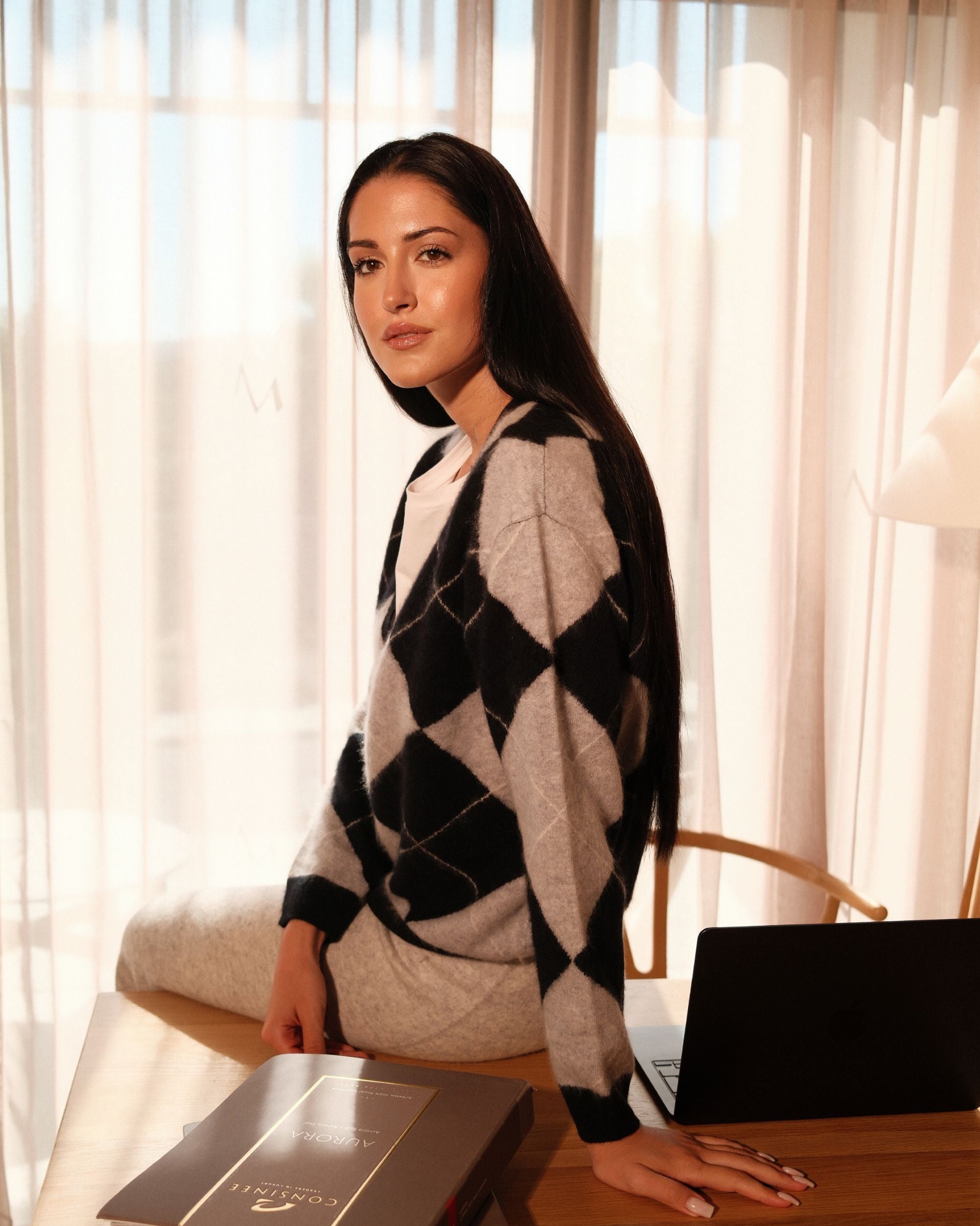 Argyle Strickjacke V-Ausschnitt in Black Silver White am Model, Ganzkörper