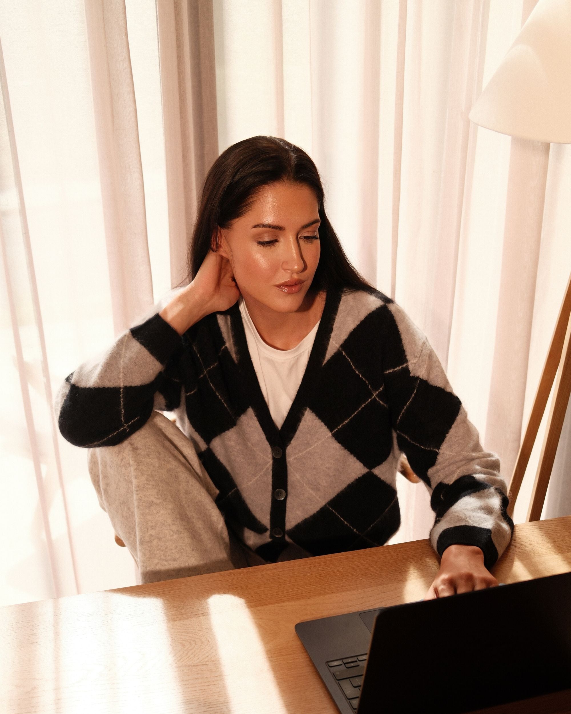 Argyle Strickjacke V-Ausschnitt in Black Silver White, durchgehende Knopfleiste