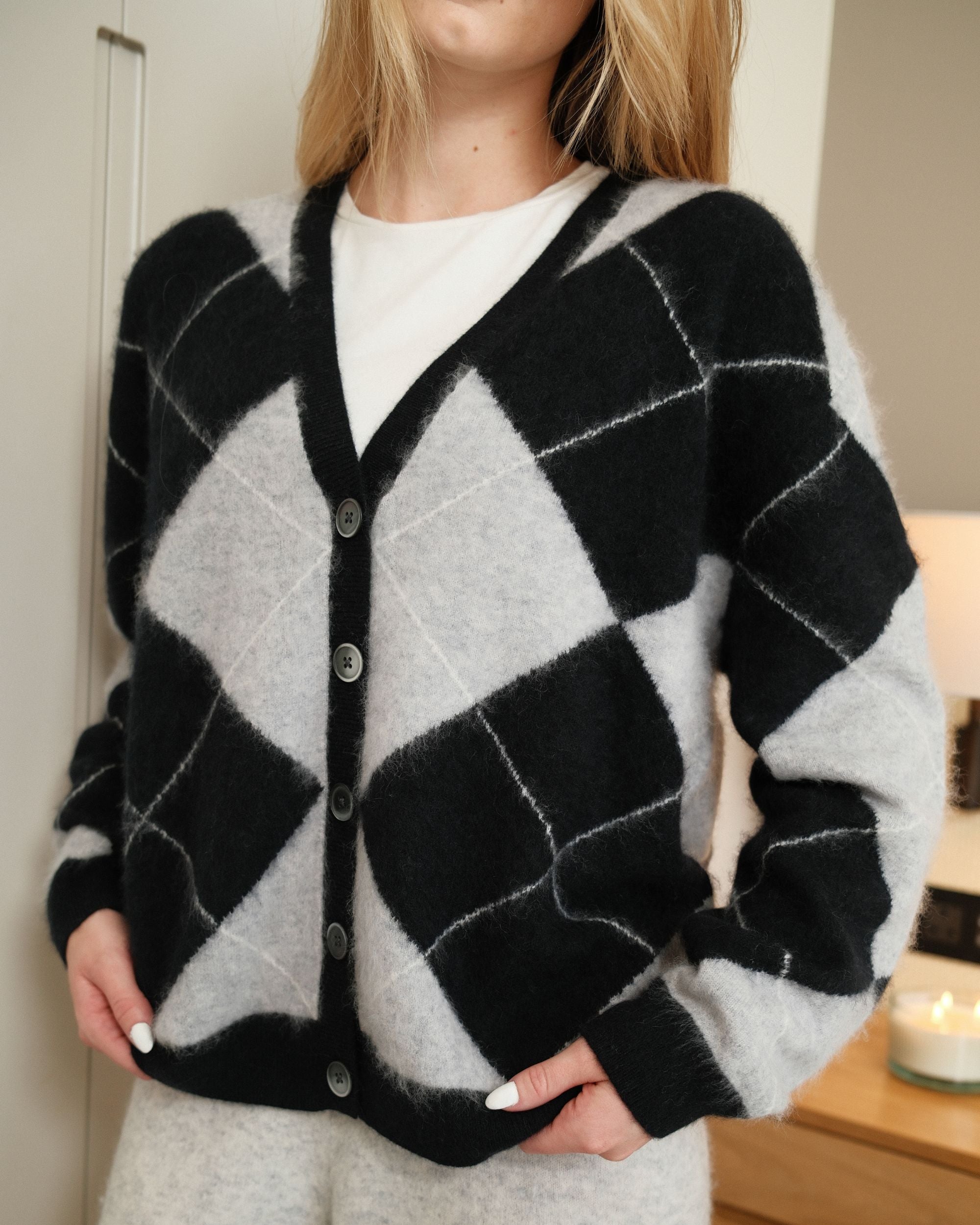 Argyle Strickjacke V-Ausschnitt in Black Silver White, Rückansicht