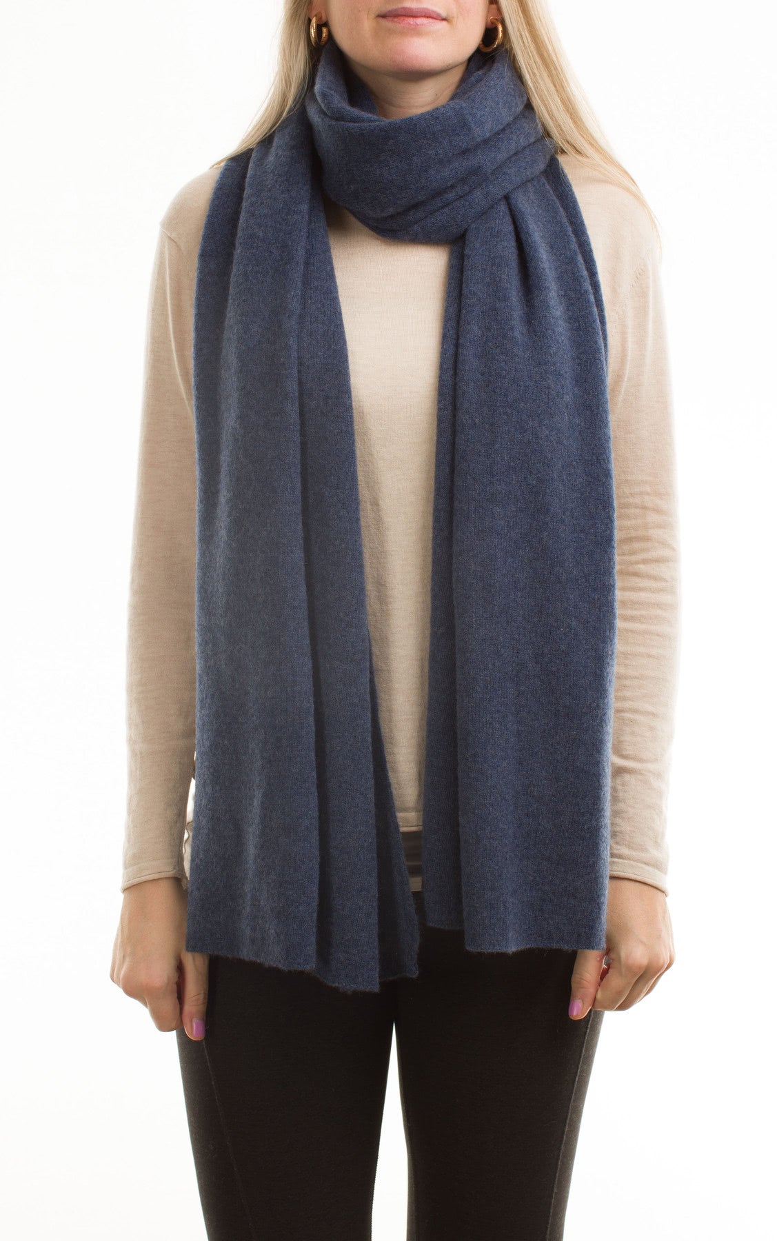 SAINTE MER Kaschmir-Schal Dark Denim am Model gewickelt