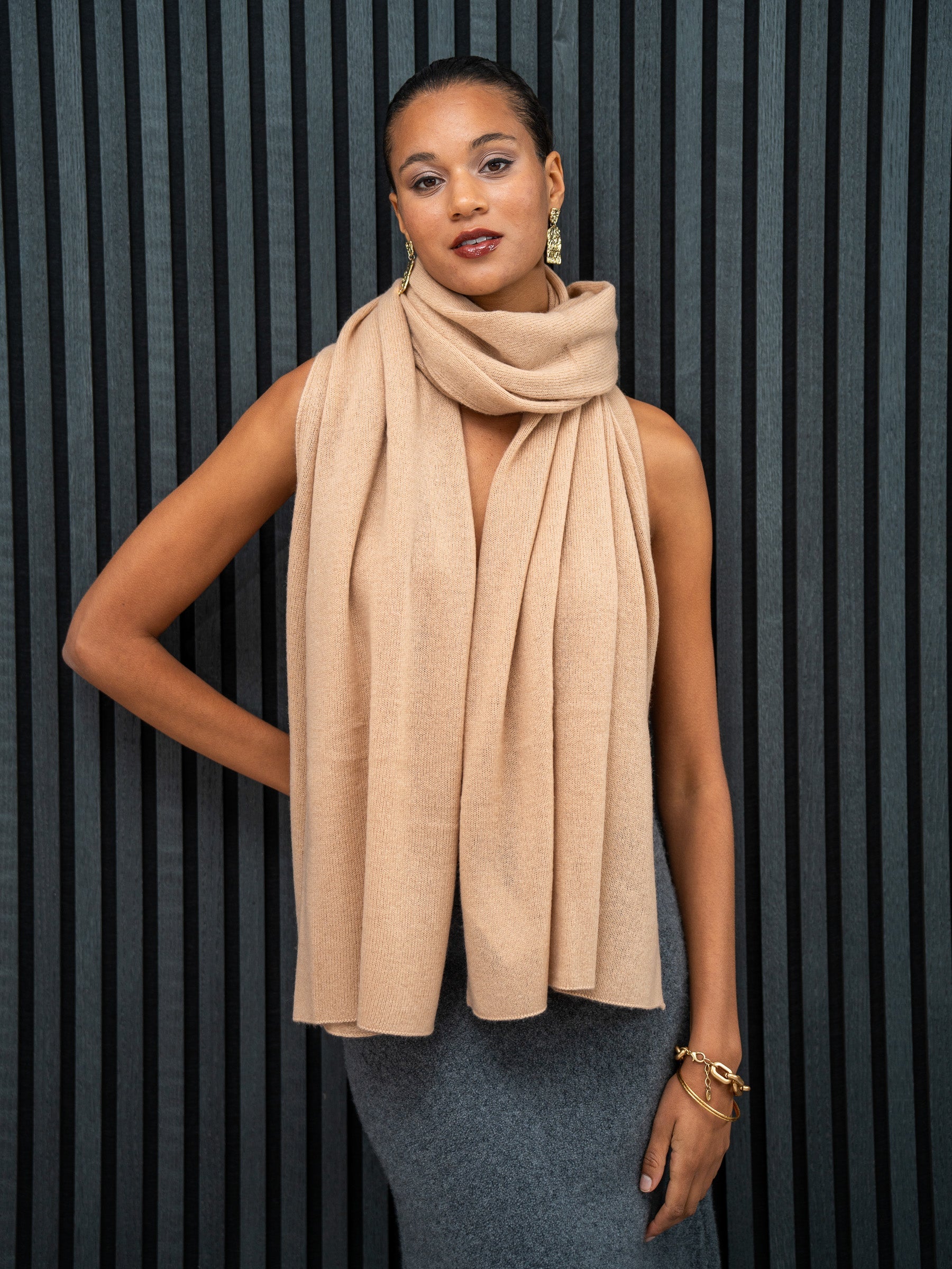 Model Yasmina wearing a cozy SAINTE MER cashmere scarf in Mint Green