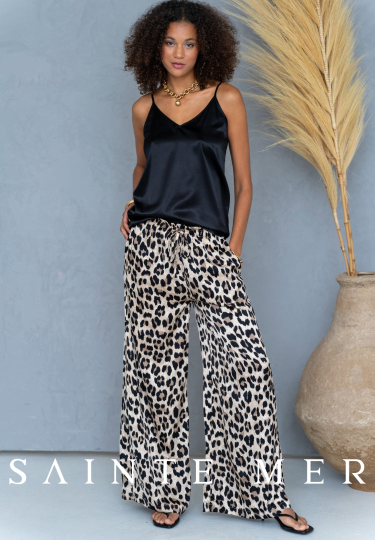 Summer trousers in leopard print made of light satin