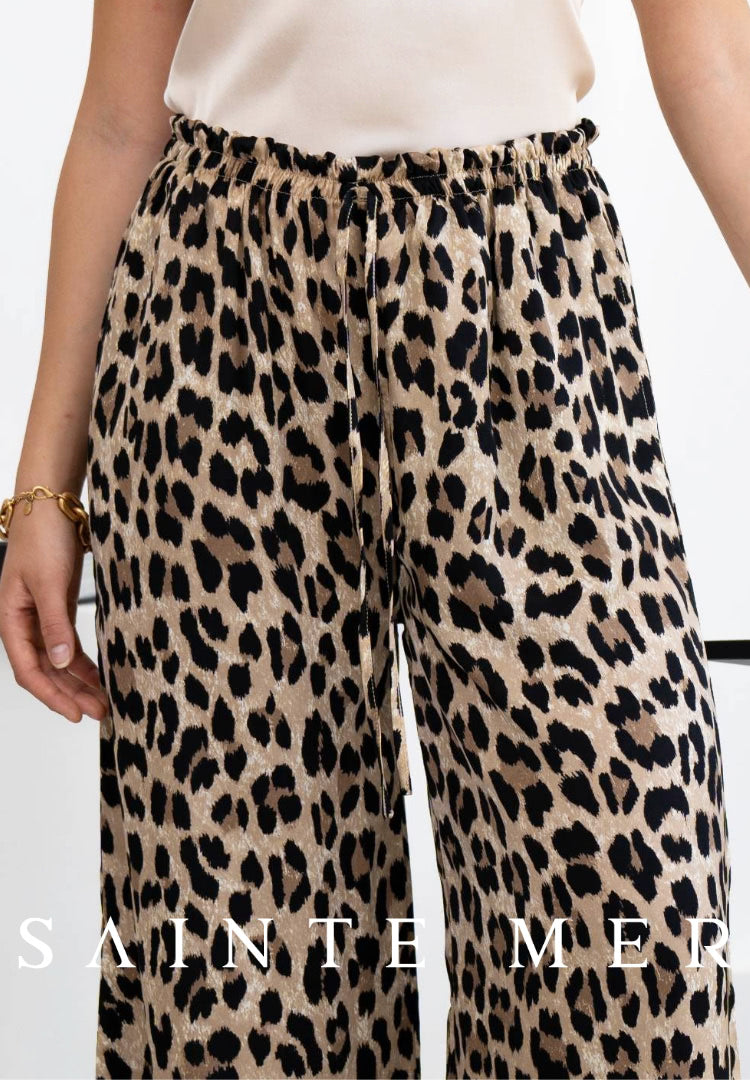 Summer trousers in leopard print made of light satin