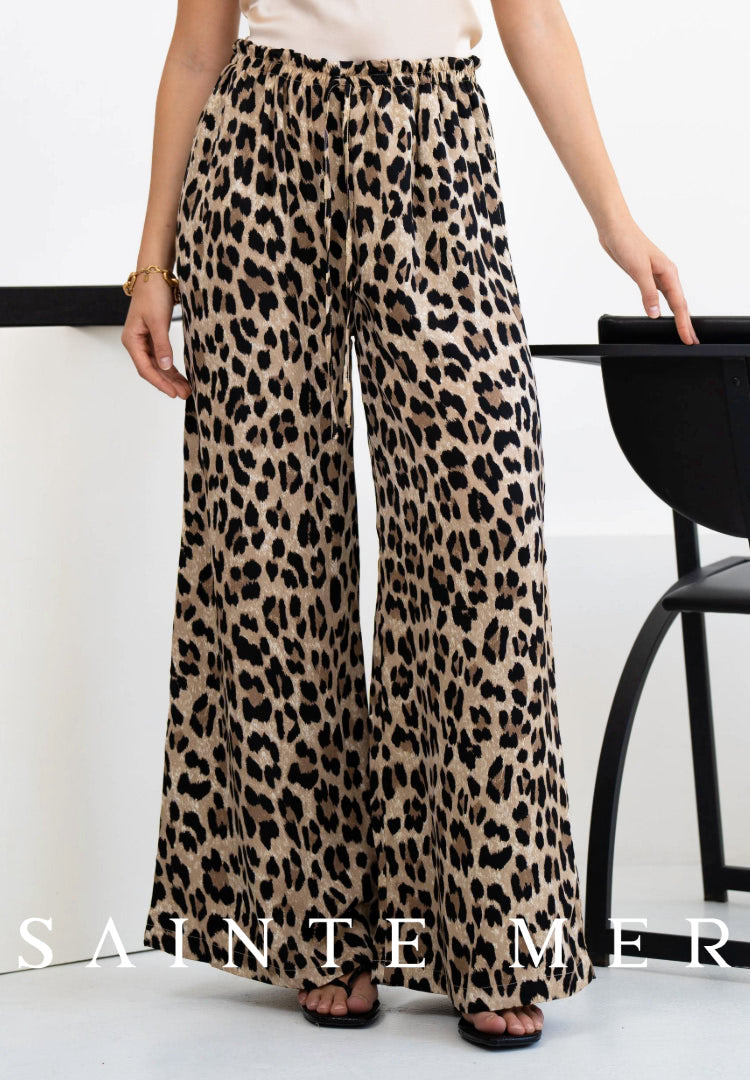 Summer trousers in leopard print made of light satin