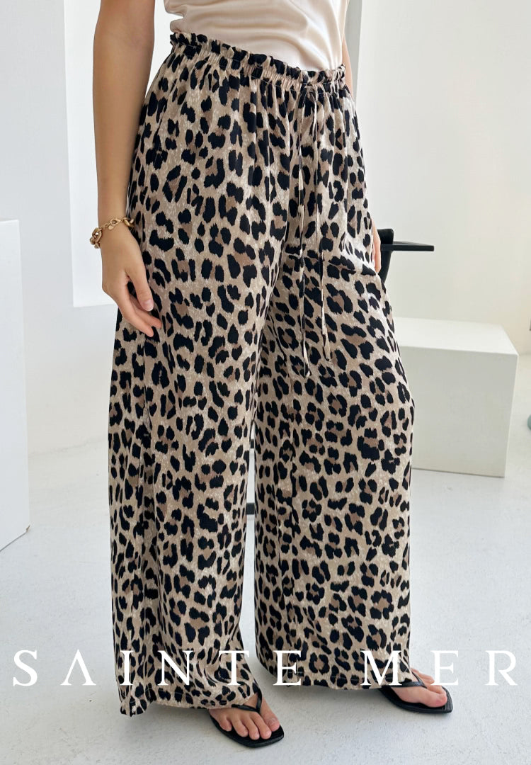 Summer trousers in leopard print made of light satin