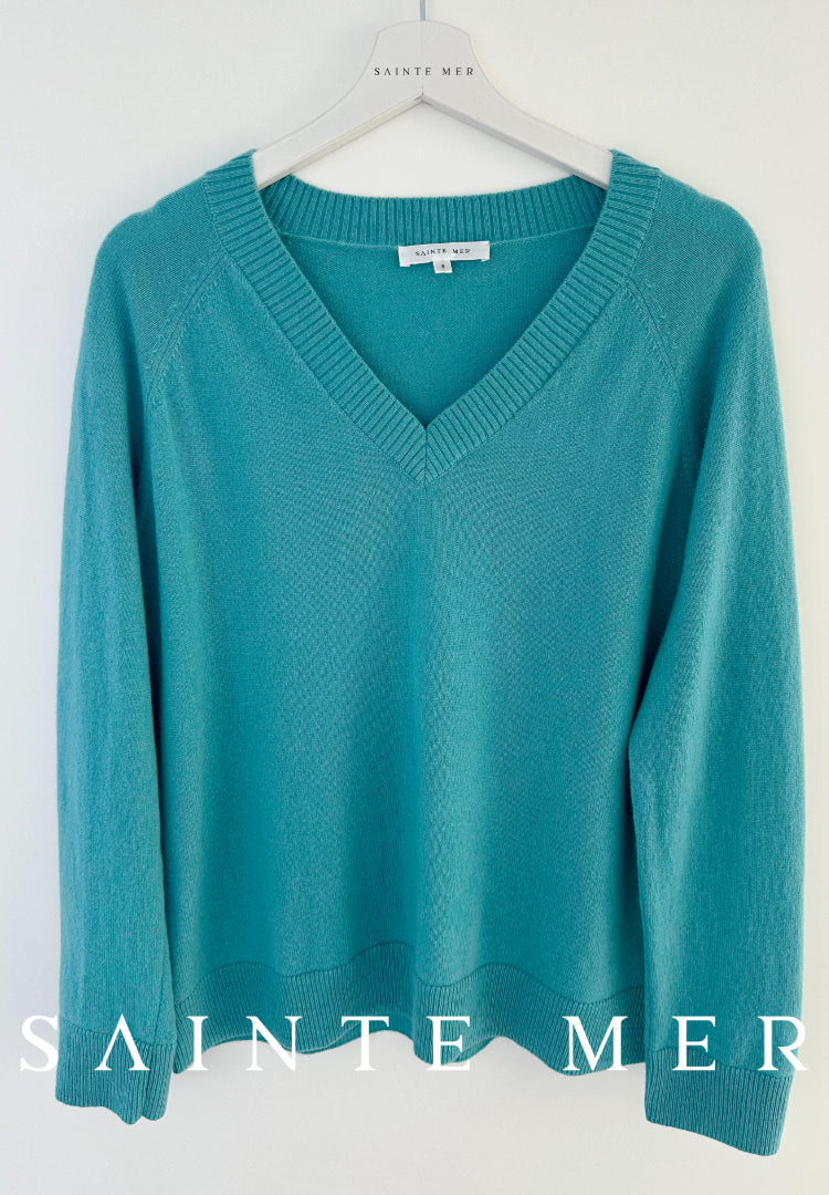 Relaxed fit V-neck cashmere knit sweater