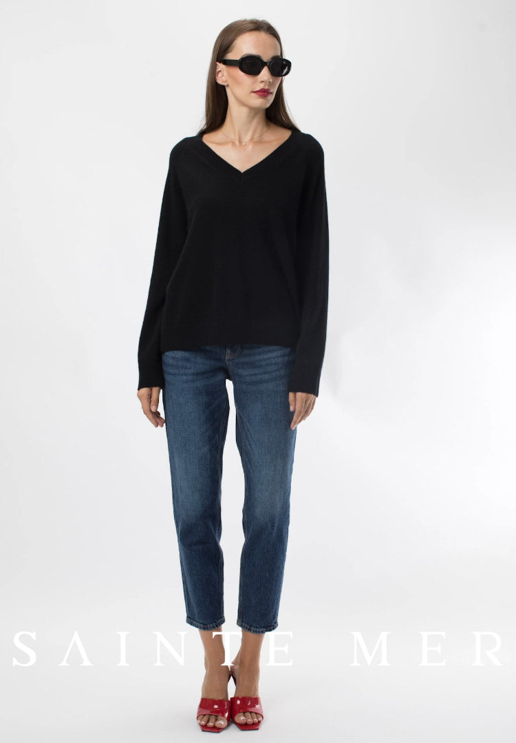 Relaxed fit V-neck cashmere knit sweater