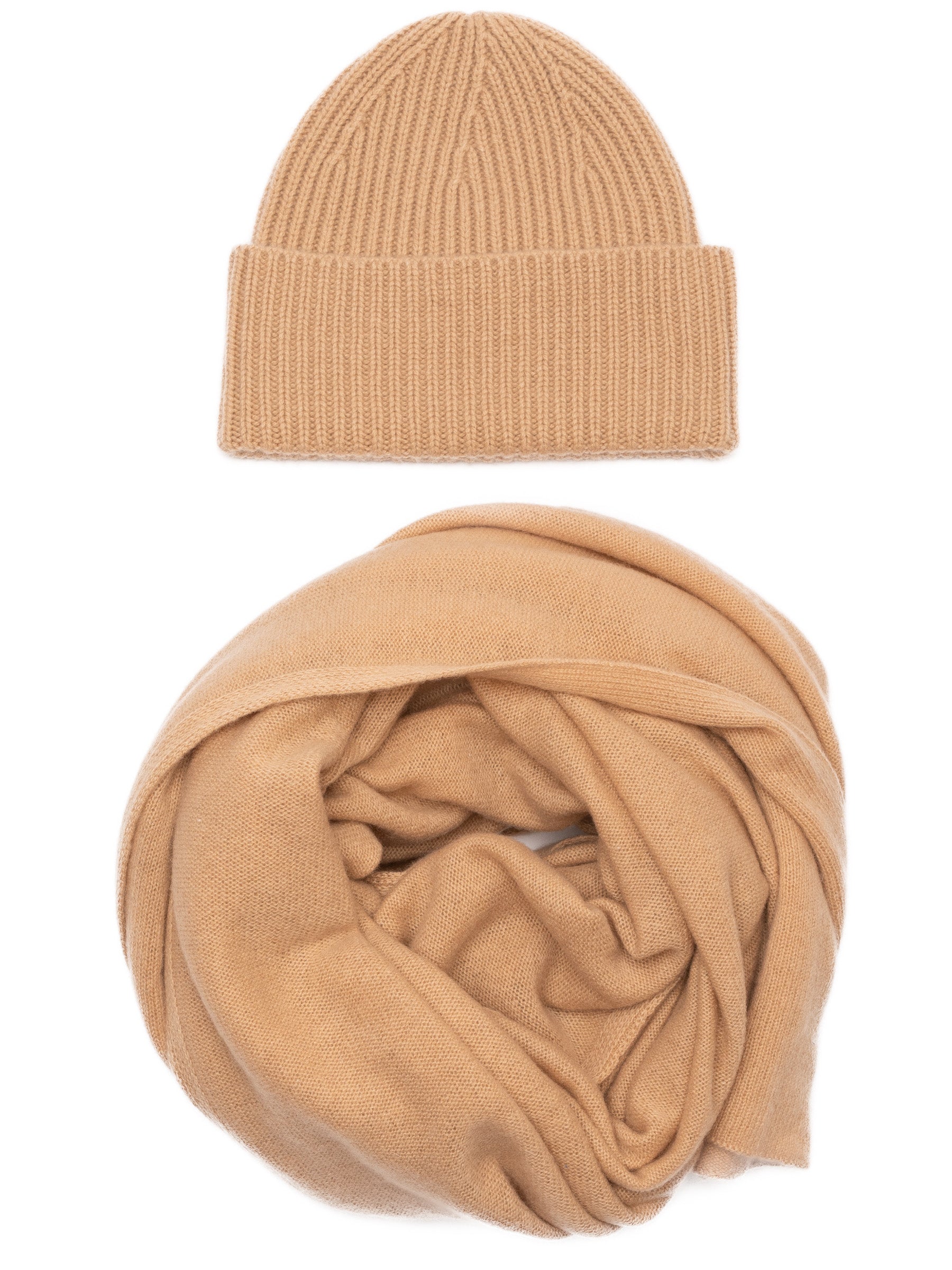 Luxuriöses Kaschmir Schal- und Mützen-Set in Camel von SAINTE MER, gefertigt aus 100% reinem Grade-A Kaschmir, ideal für kalte Wintertage, verleiht jedem Outfit natürliche Lässigkeit.