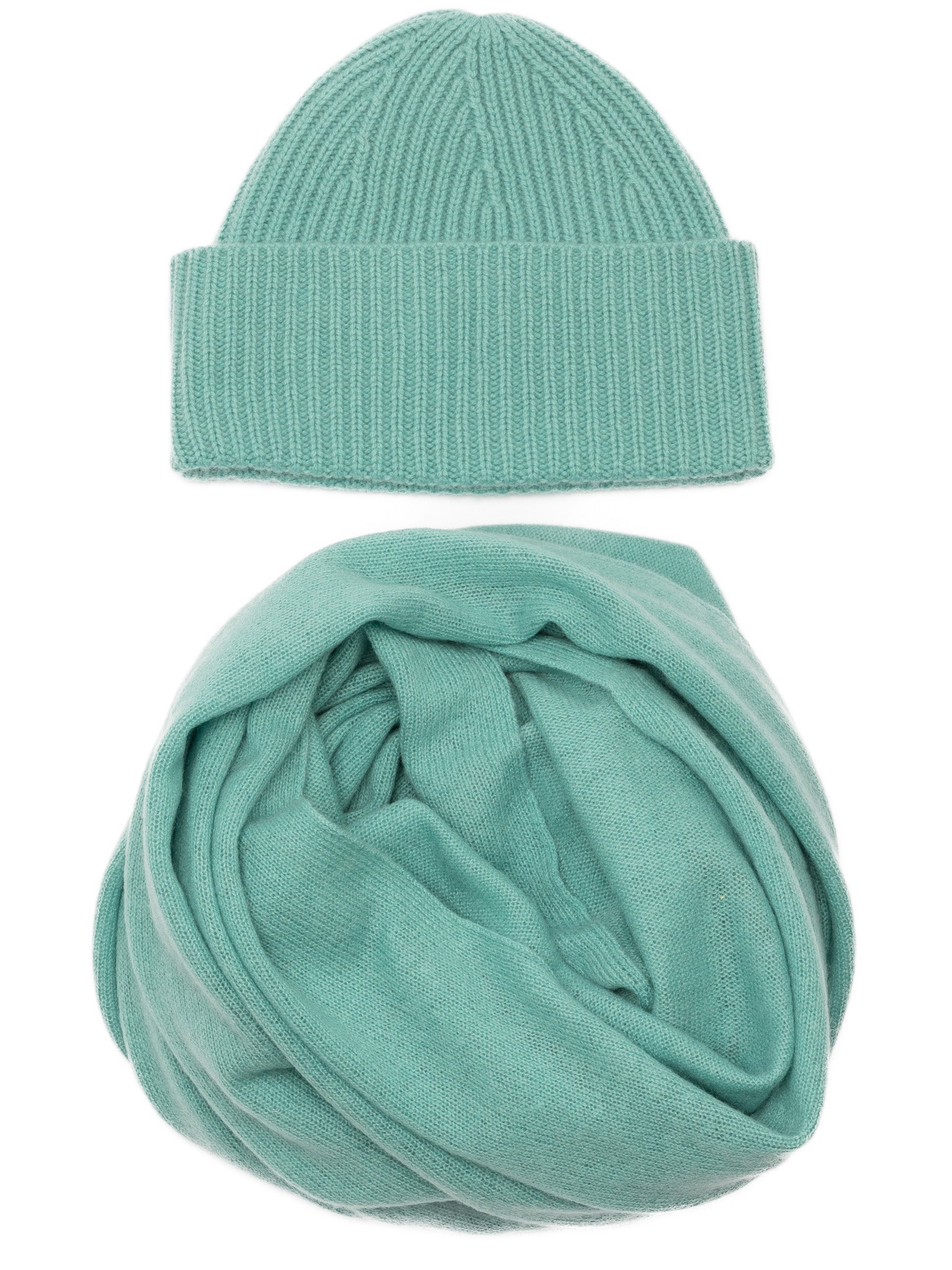 Schal- und Mützen-Set aus 100% reinem Kaschmir in Statement-Farbe SeaFoam von SAINTE MER, warm und edel für kalte Wintertage.