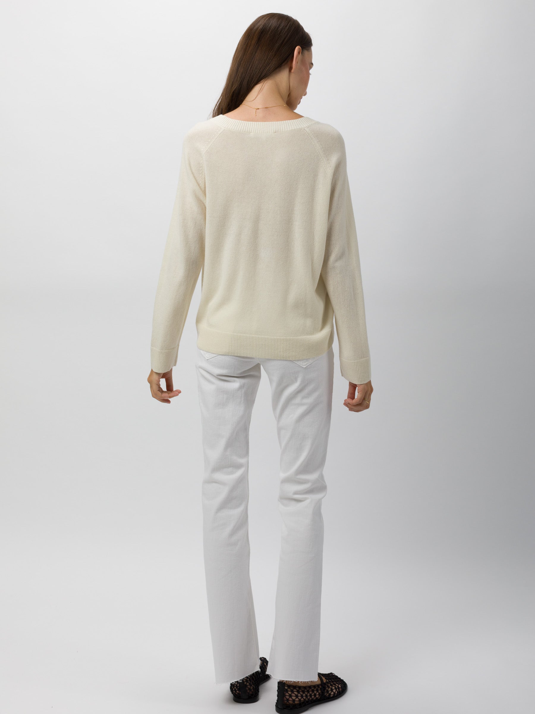 Kaschmir-Strickpullover mit V-Ausschnitt in Off White, entspannte Passform, Rückansicht