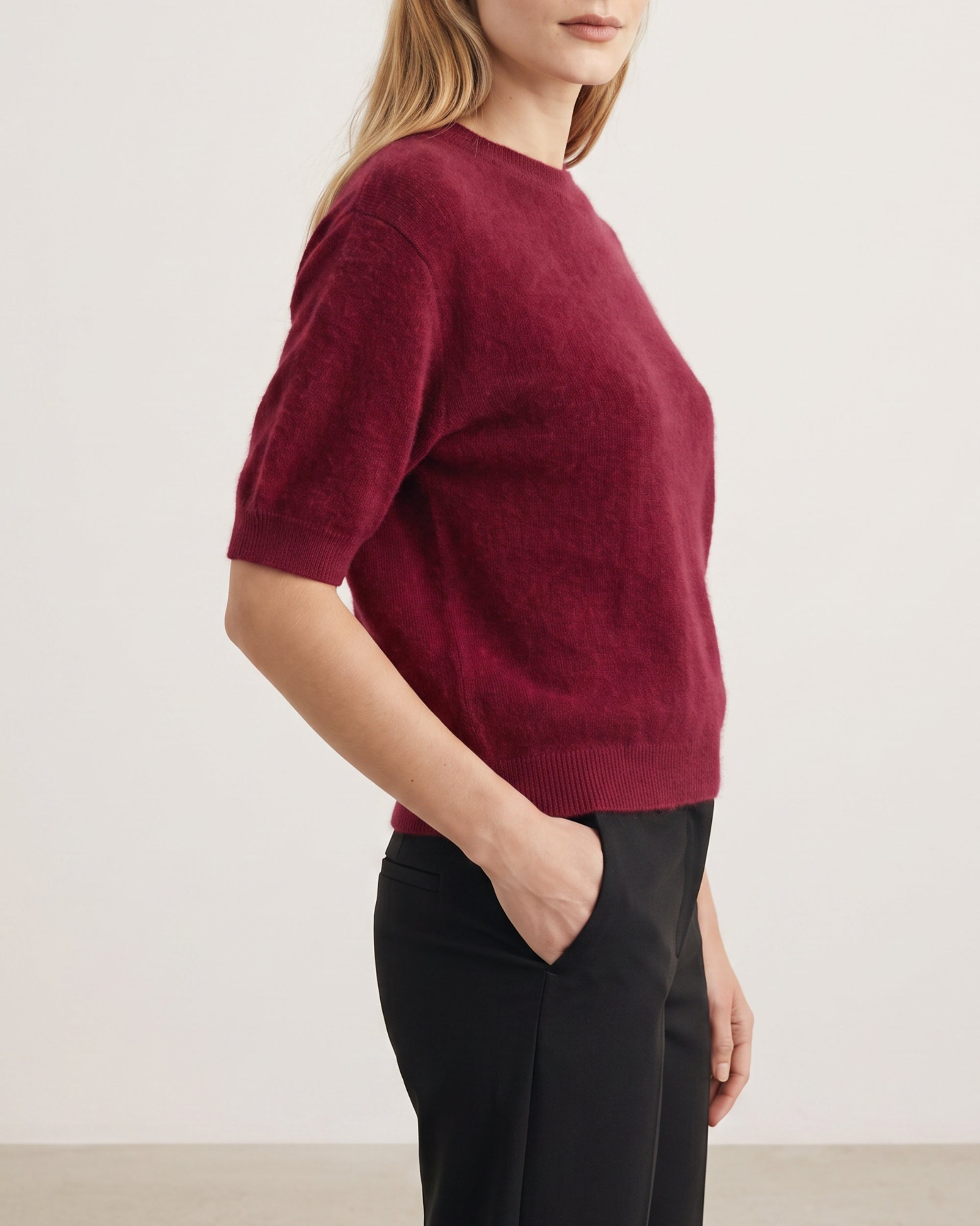 Kurzarm Pullover in Berry, Nahaufnahme der Strickoberfläche