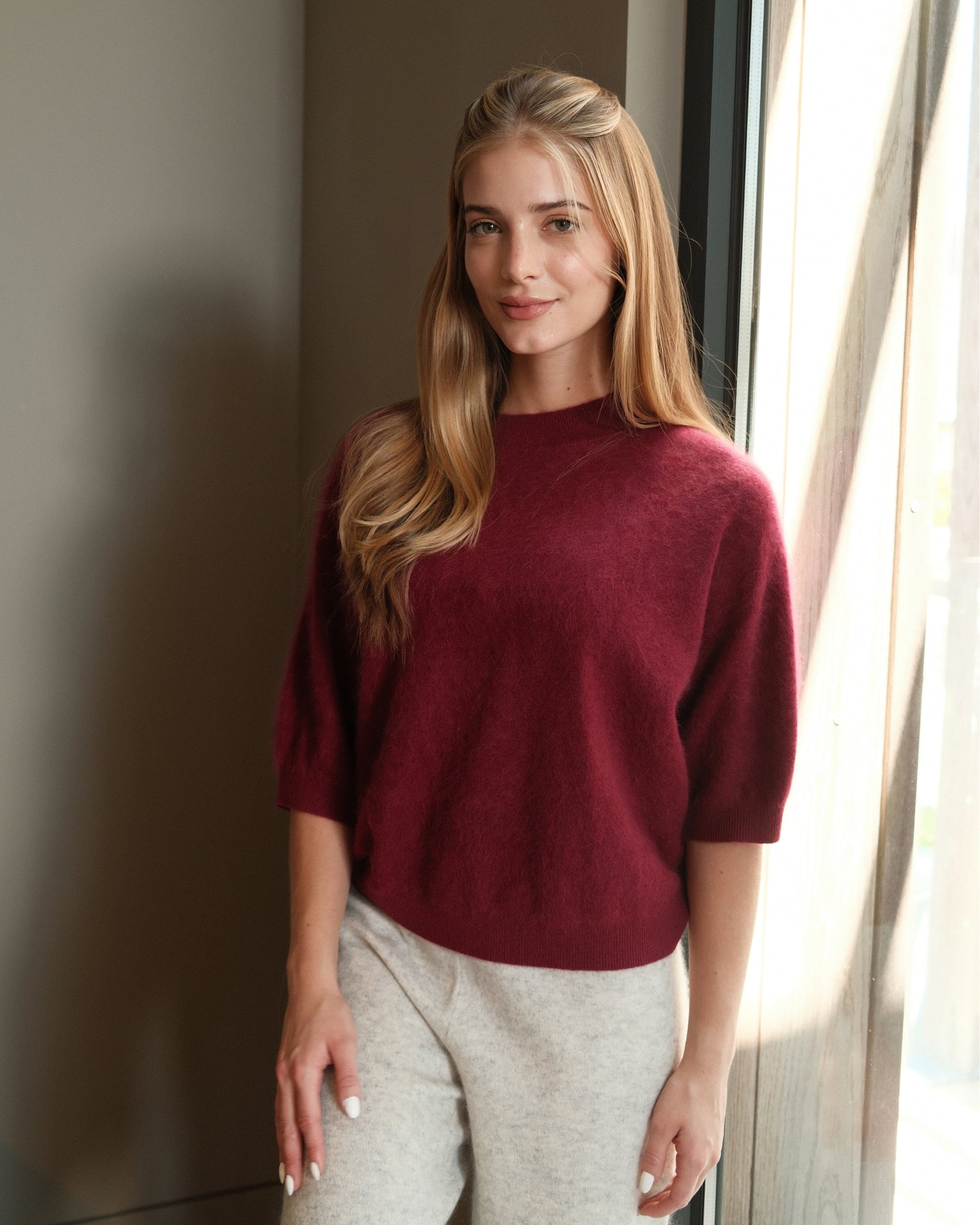 Kurzarm Pullover in Berry am Model, Ganzkörper