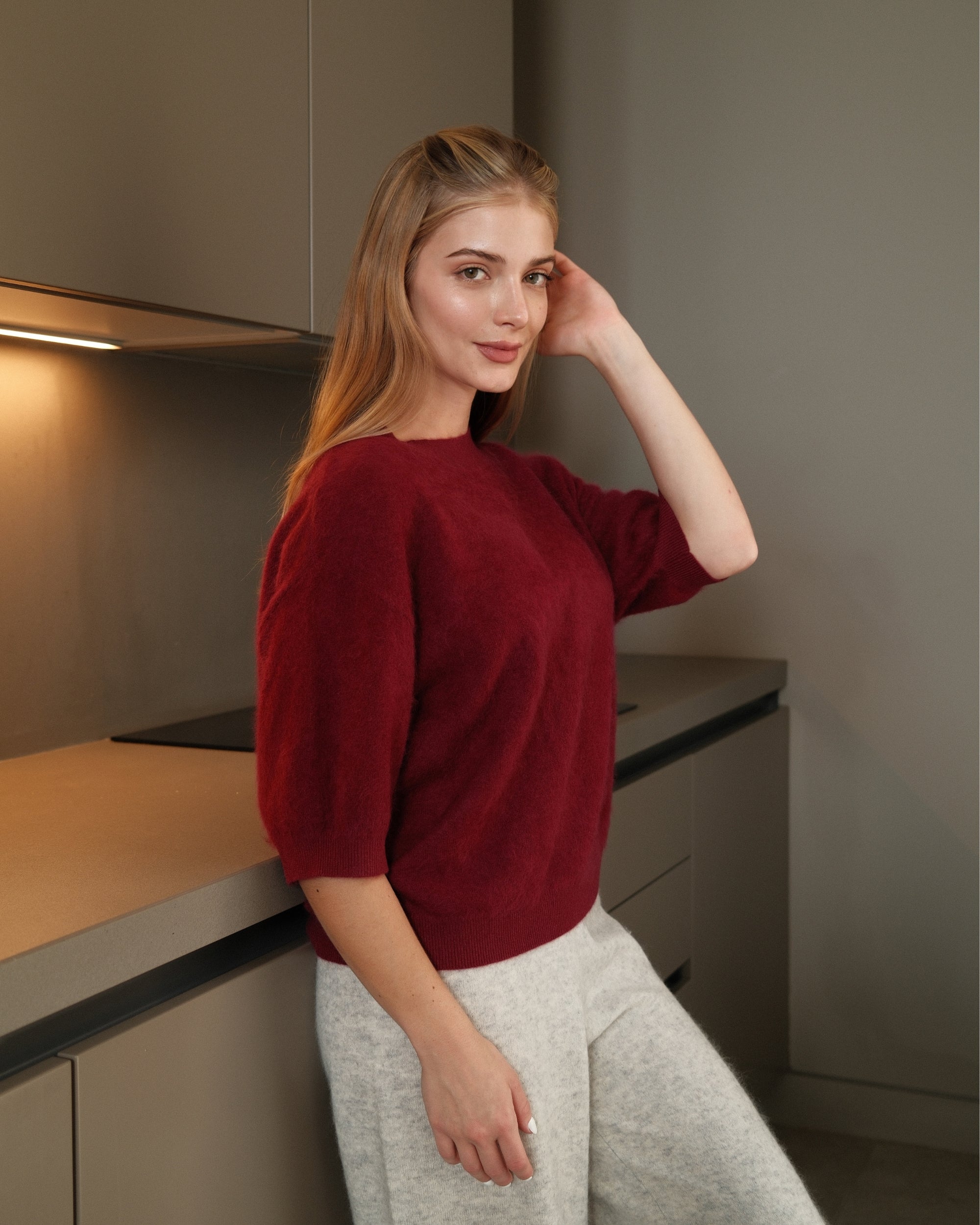 Kurzarm Pullover in Berry, überschnittene Schulter im Detail