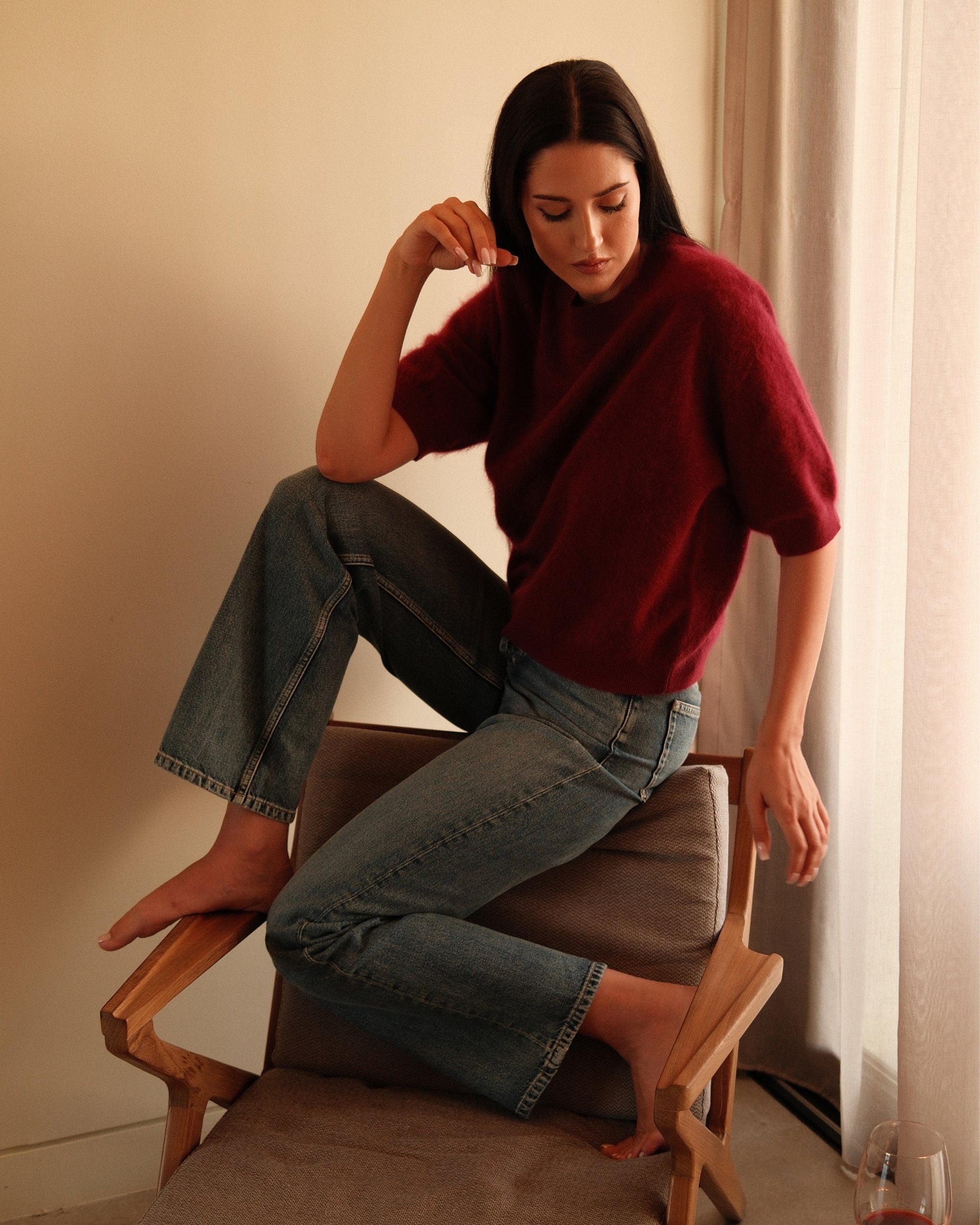 Kurzarm Pullover in Berry, Rundhalsausschnitt im Detail