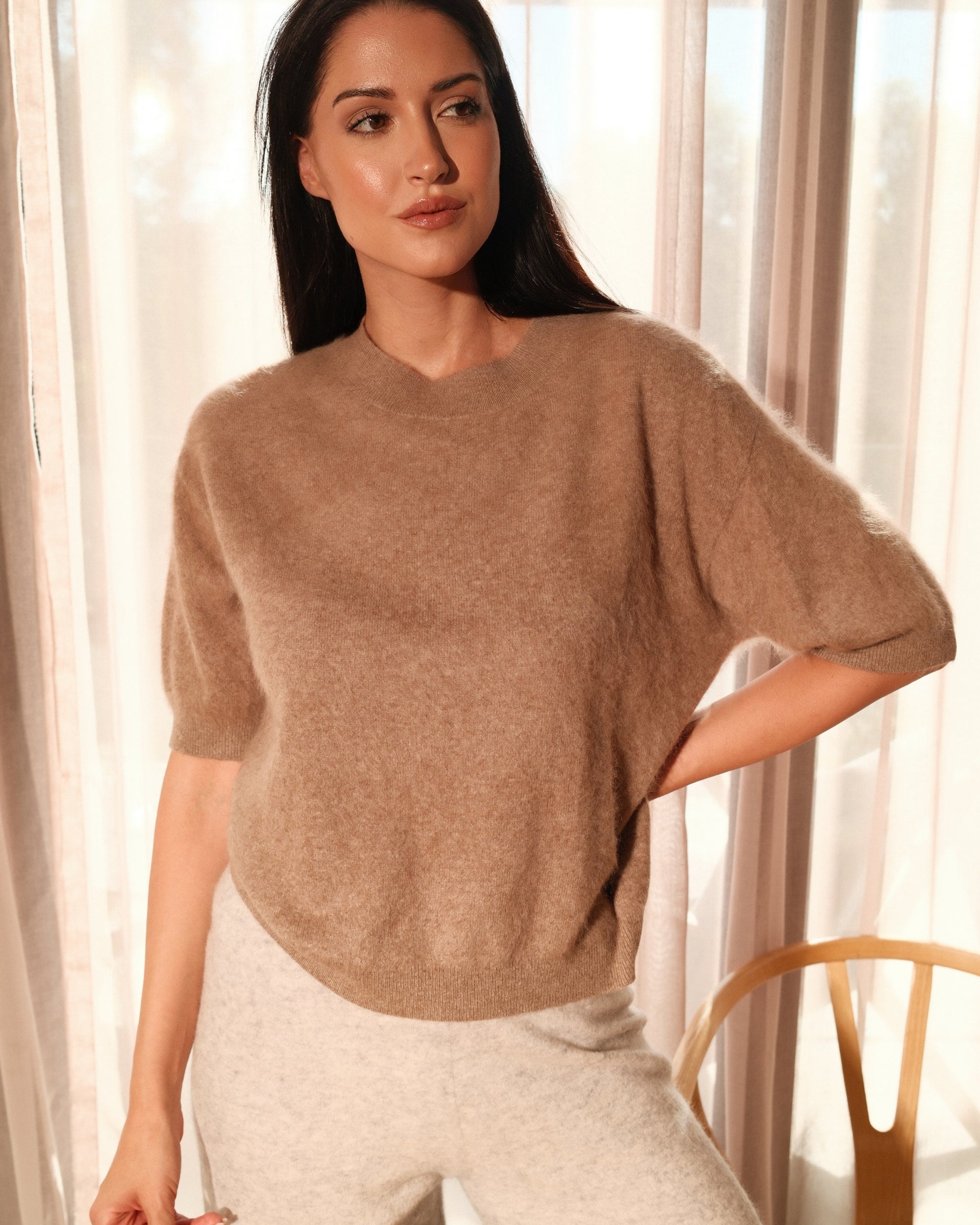 SAINTE MER Kurzarm Pullover aus 95% Merinowolle und 5% Kaschmir in Taupe Melange, Vorderansicht