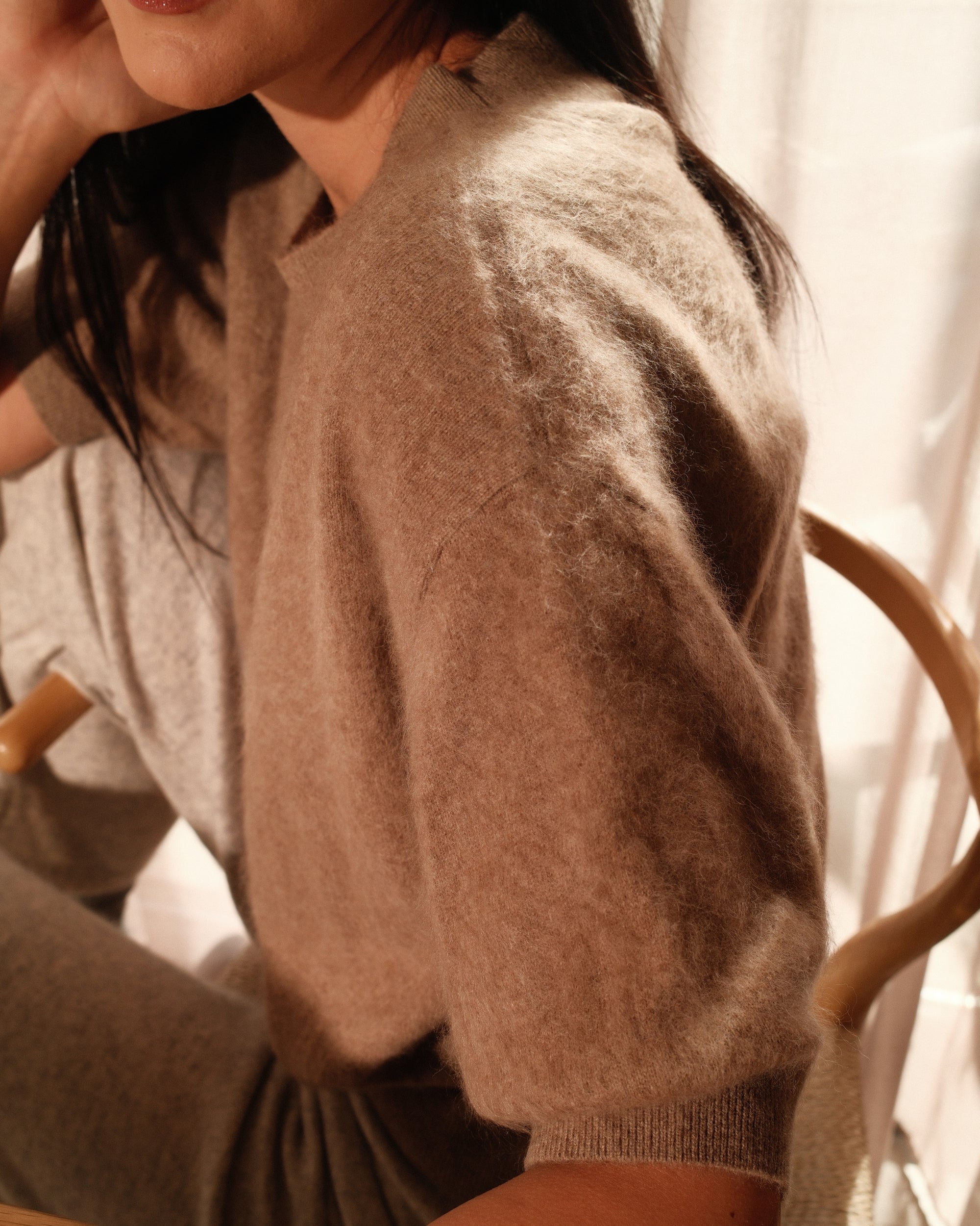 Kurzarm Pullover in Taupe Melange, überschnittene Schulter im Detail