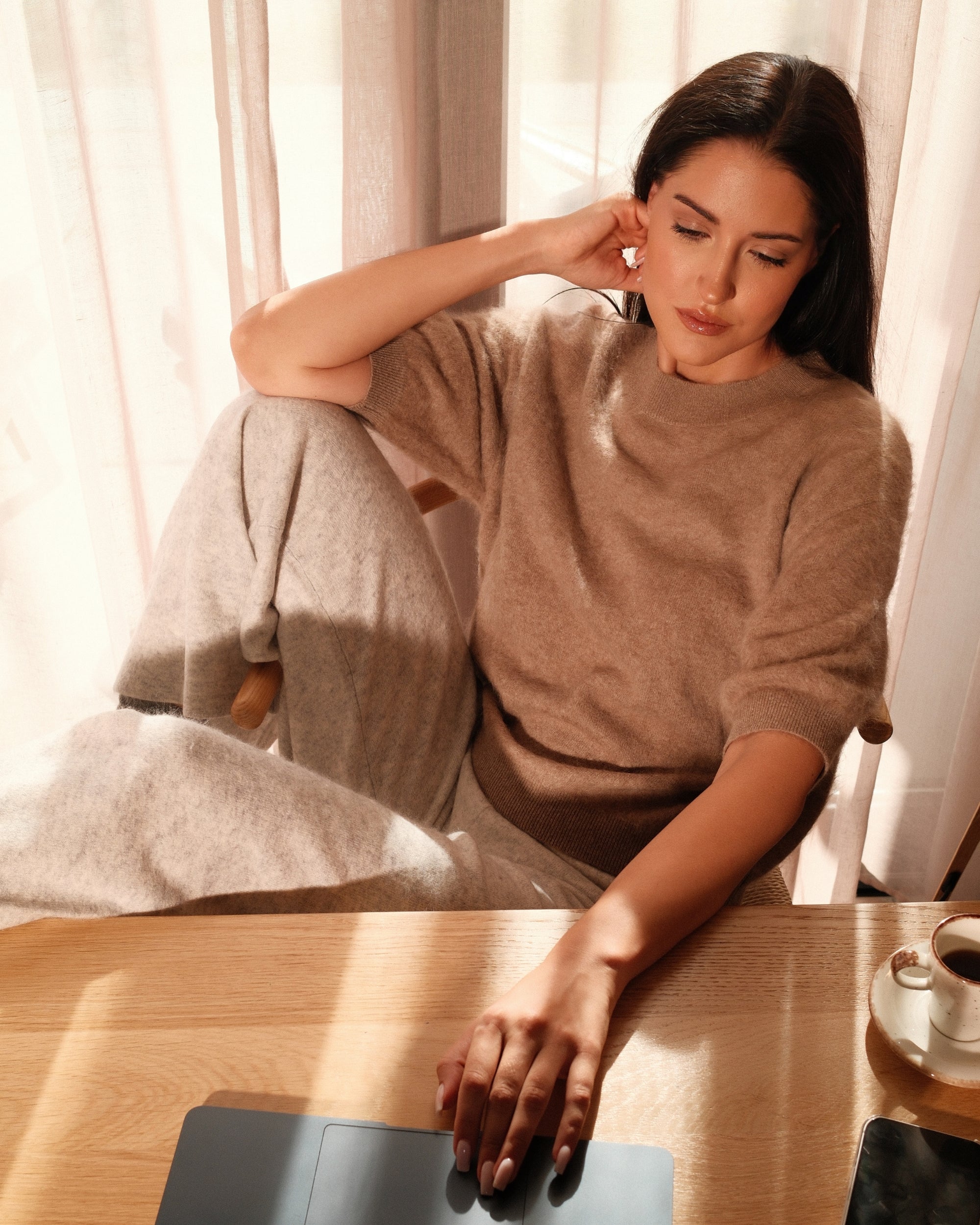 Kurzarm Pullover in Taupe Melange, seitliche Ansicht