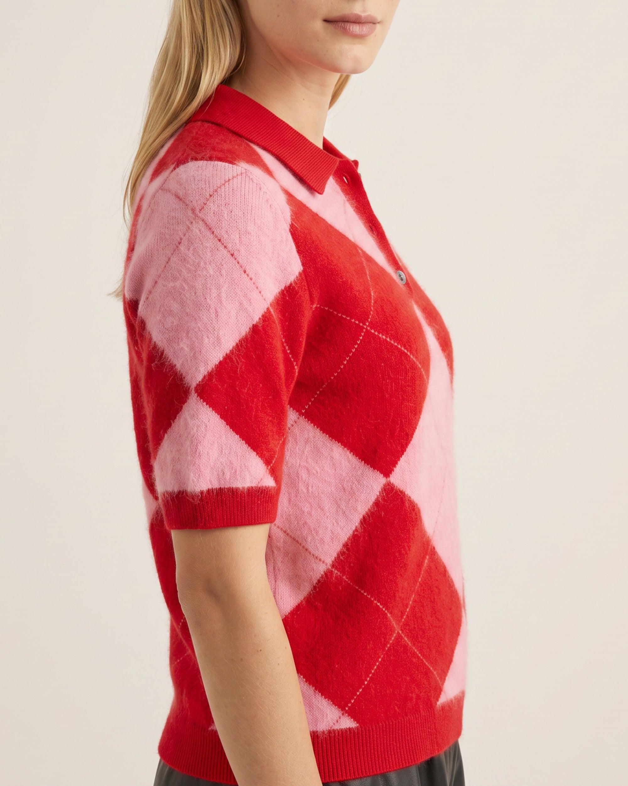 Argyle Strick-Polo in Red Rose Lipstick, Nahaufnahme Intarsienstrick