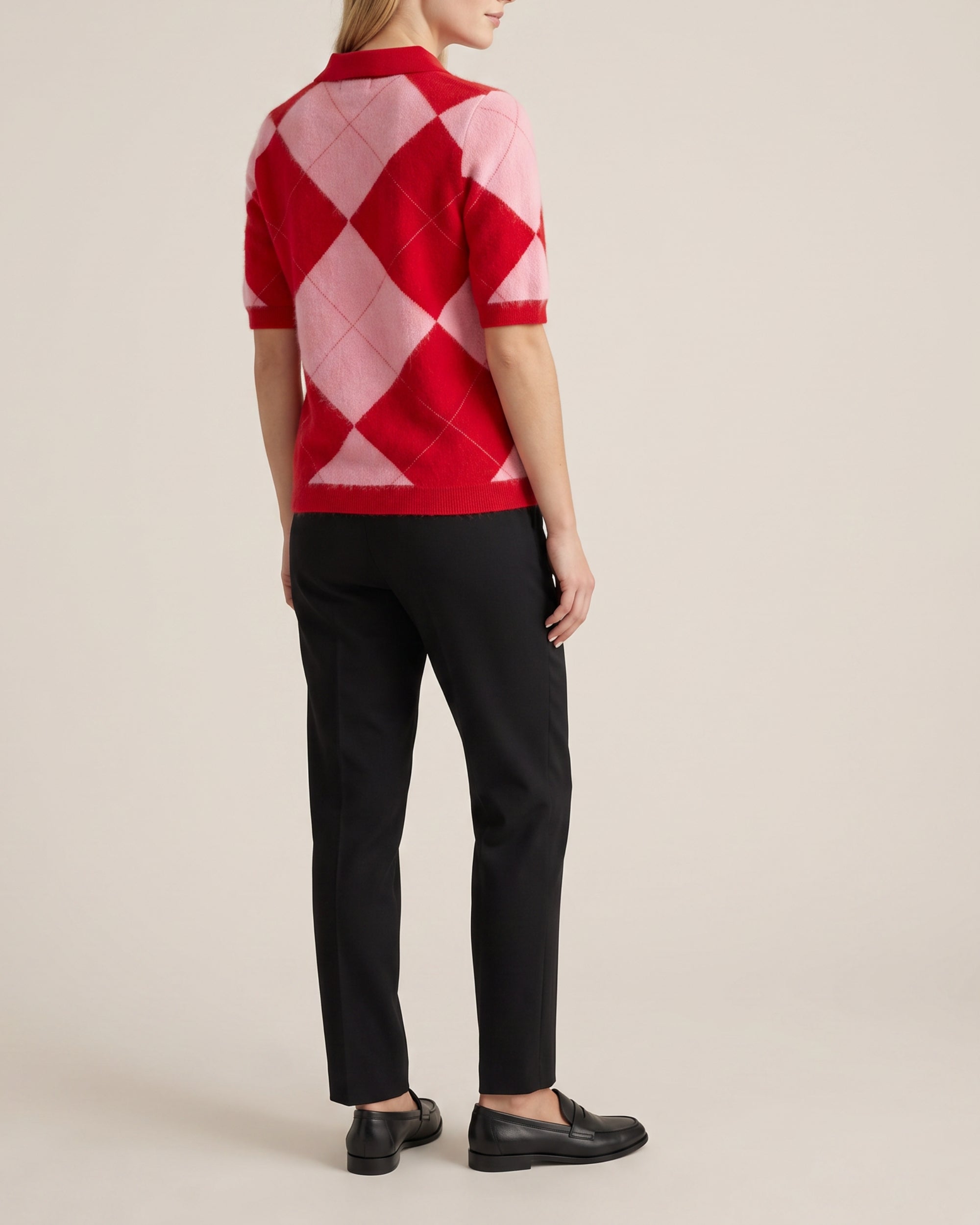 Argyle Strick-Polo in Red Rose Lipstick, Gesamtansicht