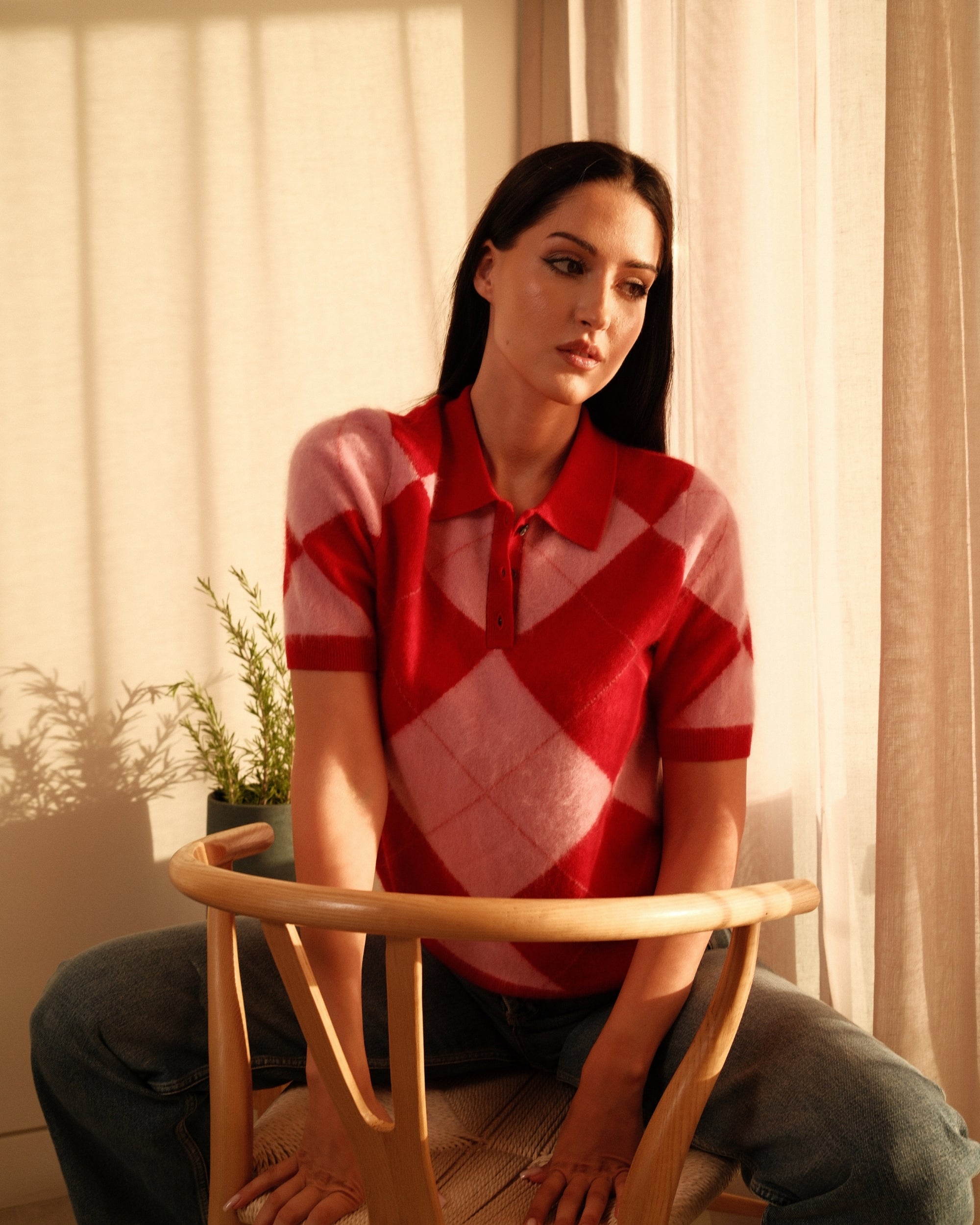 Argyle Strick-Polo in Red Rose Lipstick, Look mit Hose