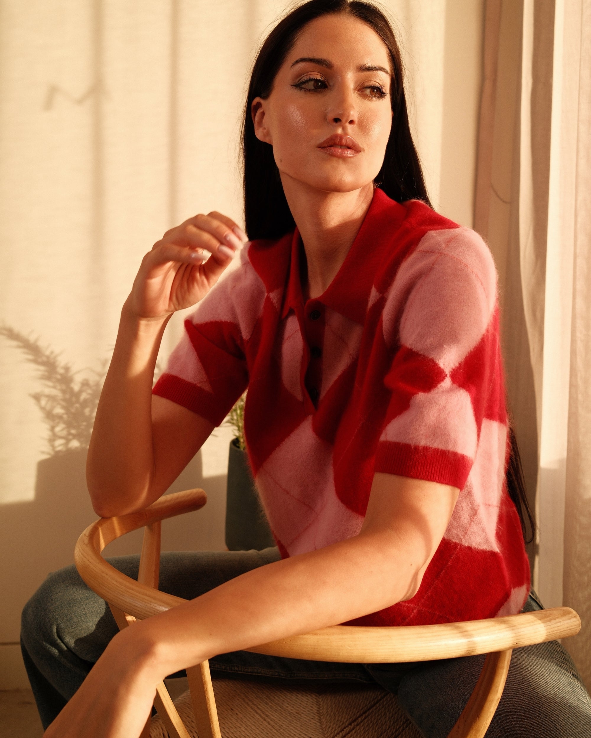 Argyle Strick-Polo in Red Rose Lipstick, Detail Kettenstich-Diagonalen