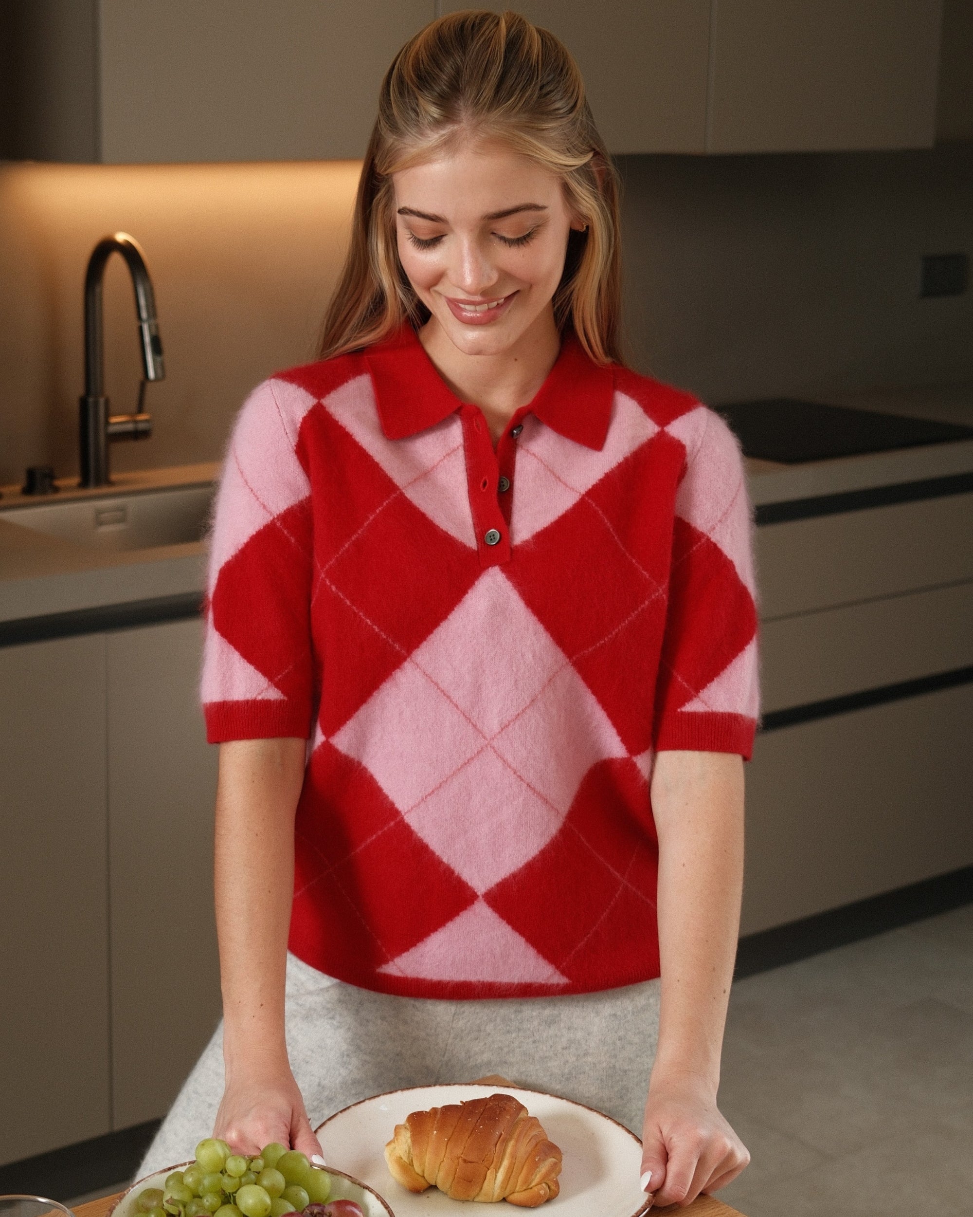 SAINTE MER Argyle Strick-Polo aus 95% Merinowolle und 5% Kaschmir in Red Rose Lipstick, Vorderansicht