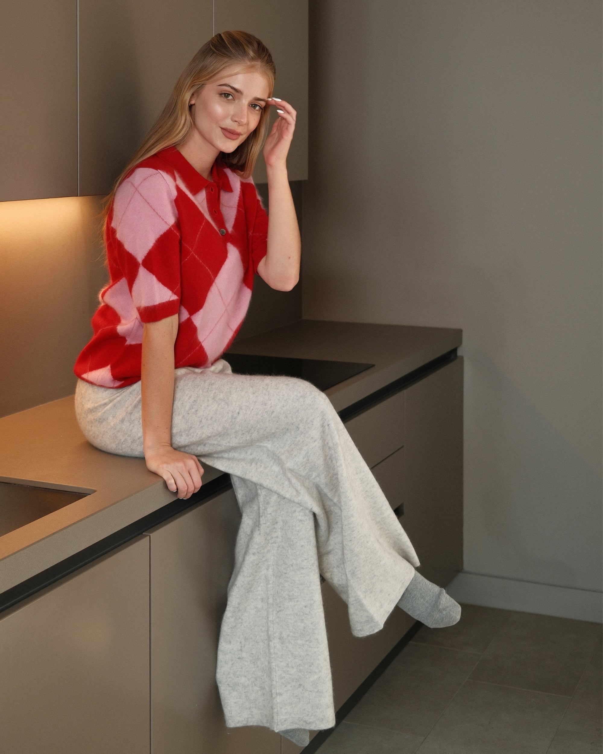 Argyle Strick-Polo in Red Rose Lipstick, seitliche Ansicht