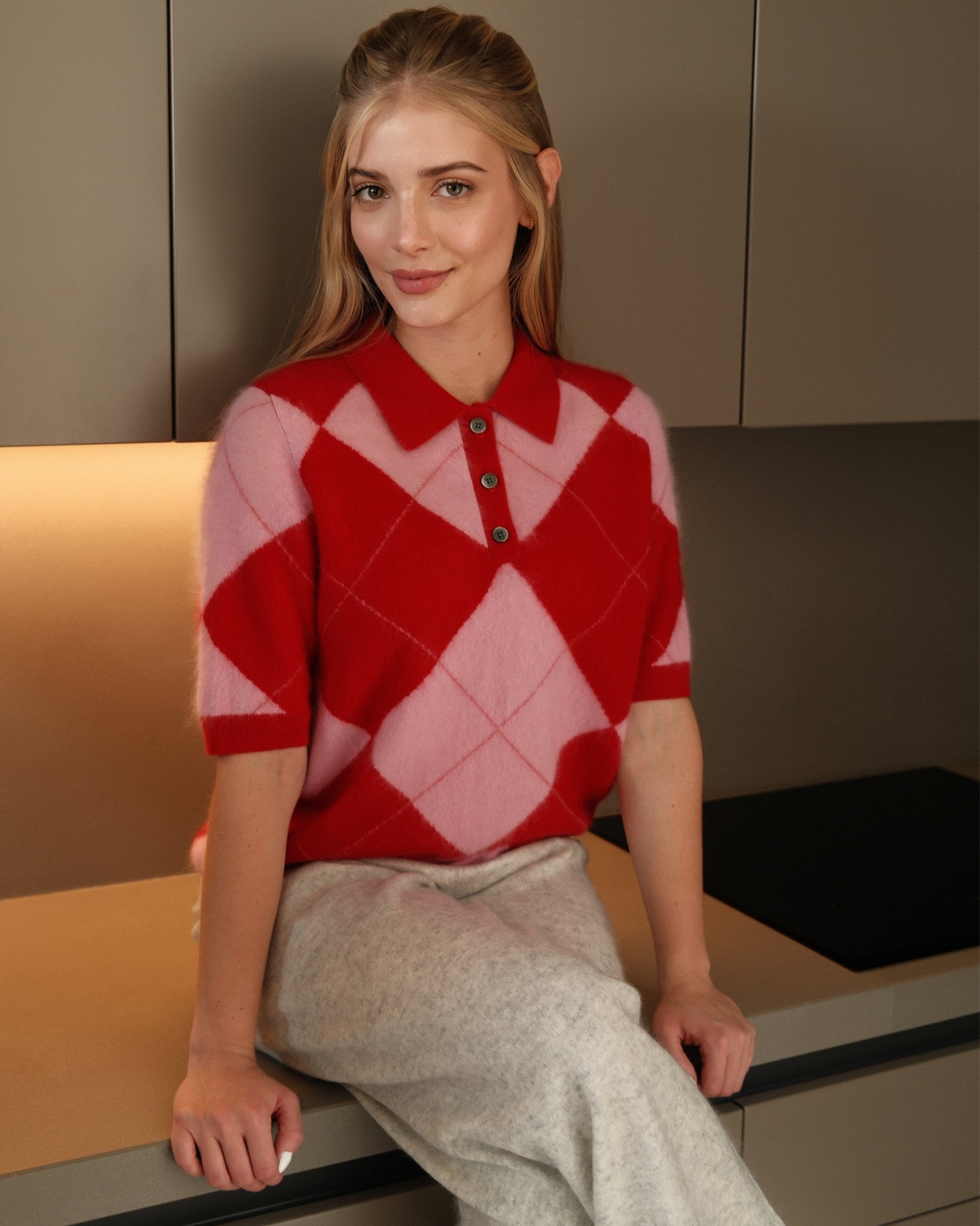 Argyle Strick-Polo in Red Rose Lipstick, kurze Knopfleiste