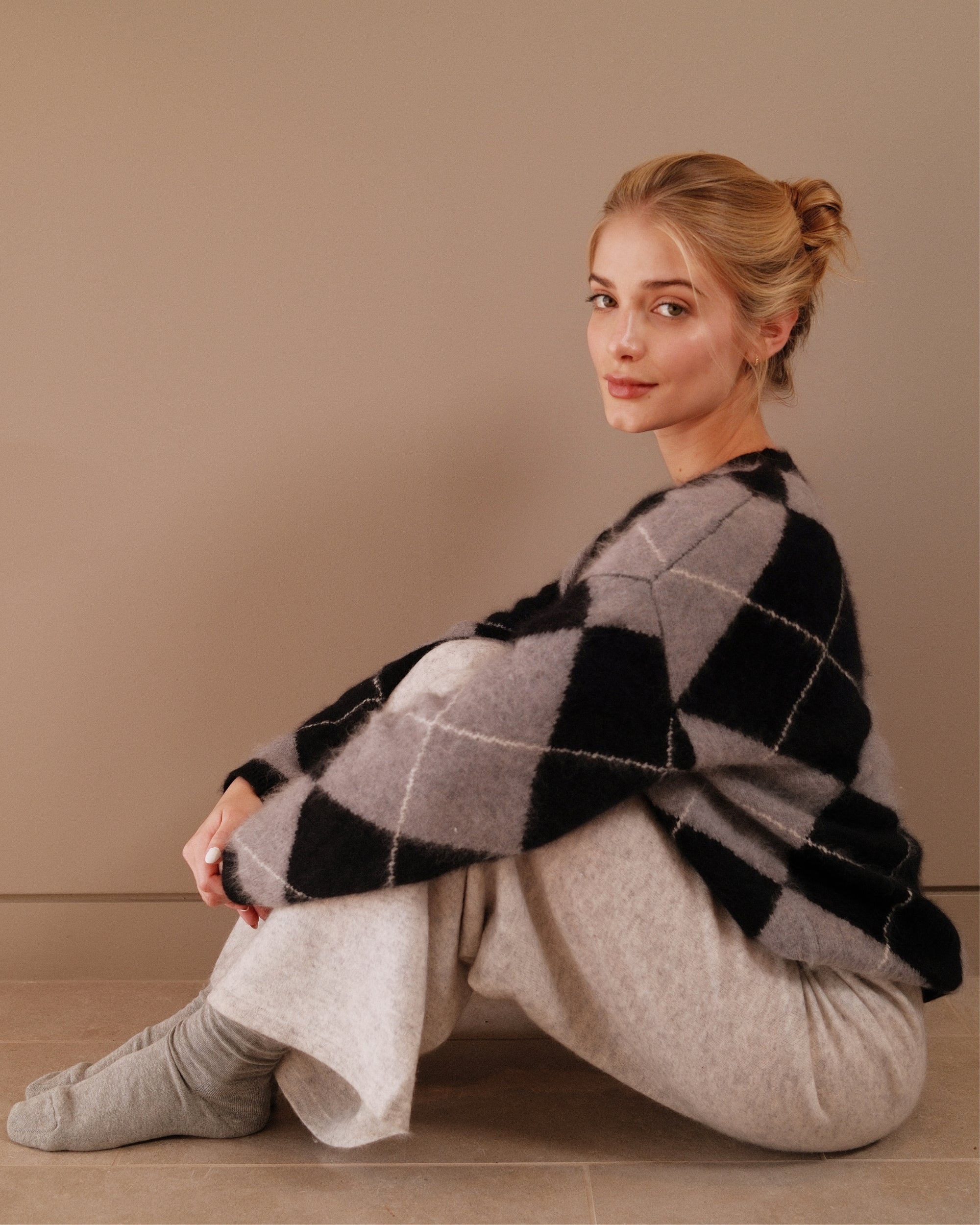 Argyle Pullover Rundhals in Flanell Black White am Model, Ganzkörper