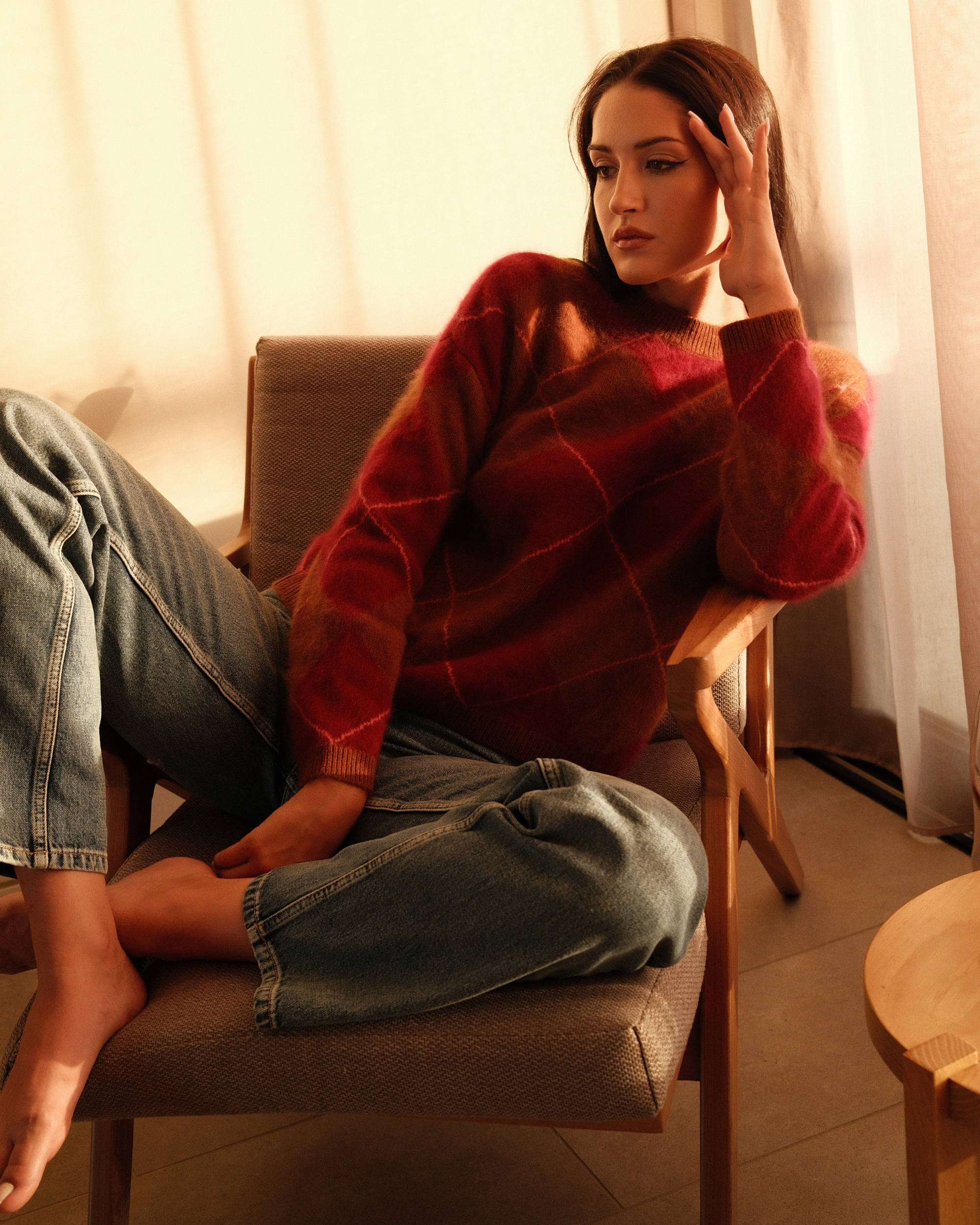 Argyle Pullover Rundhals in Toffee Blush Lipstick am Model, Ganzkörper