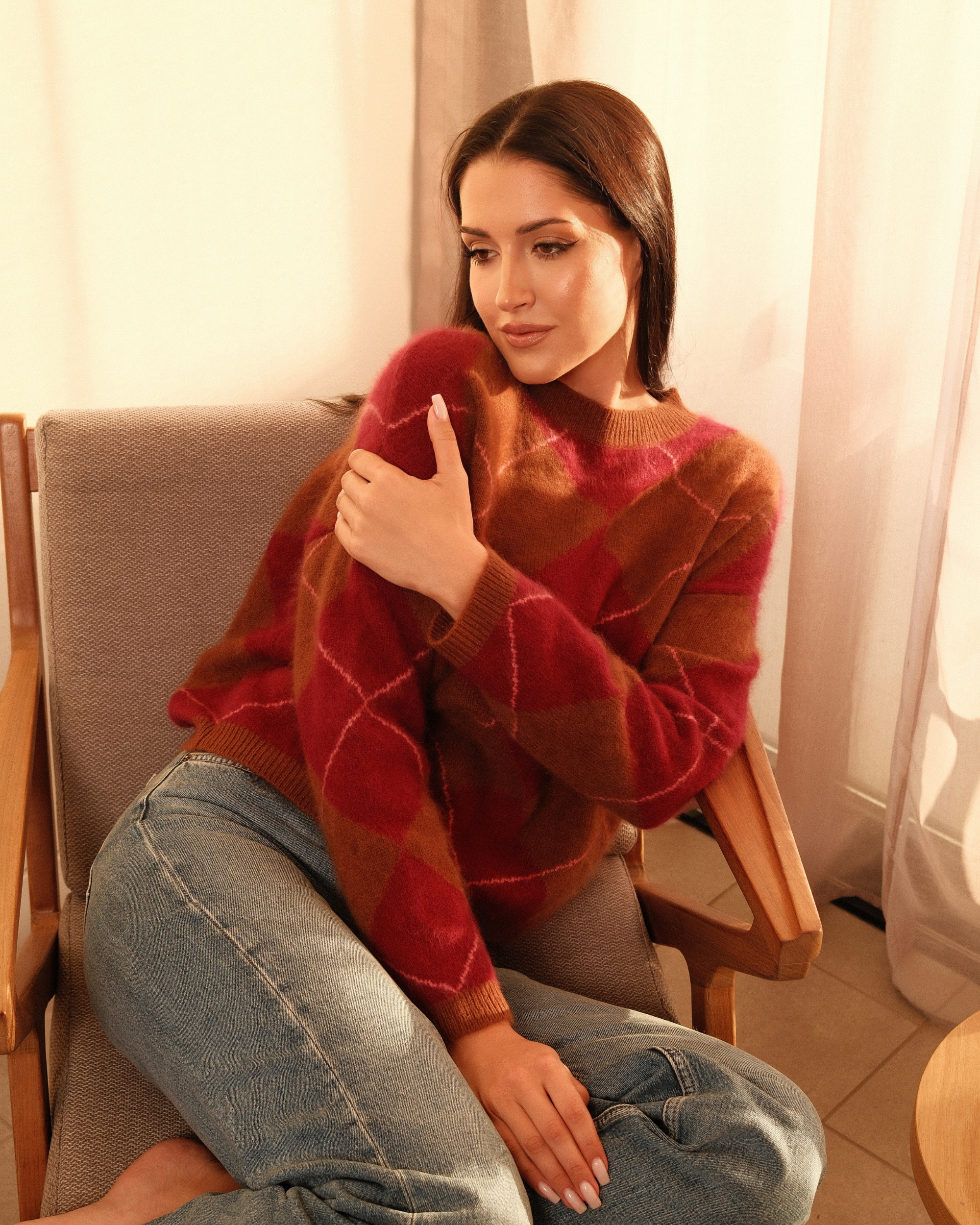 Argyle Pullover Rundhals in Toffee Blush Lipstick, seitliche Ansicht