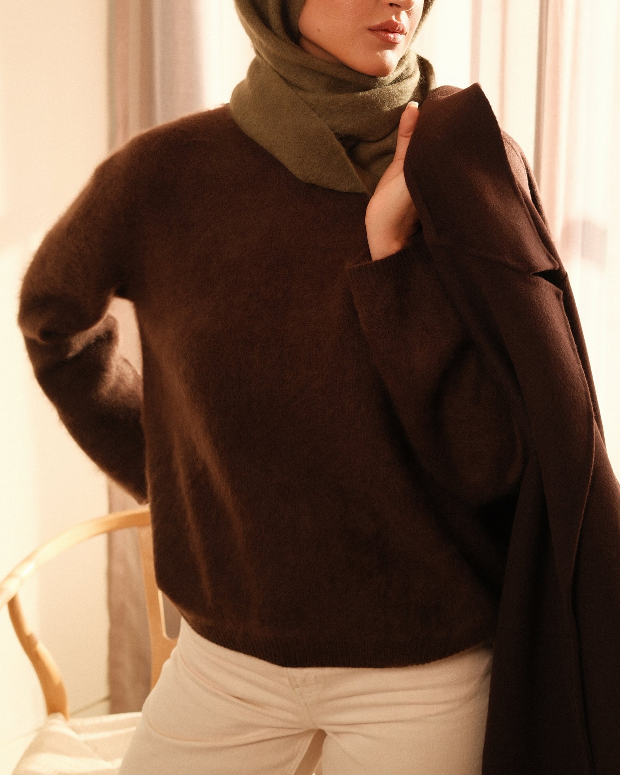 Rundhals Pullover in Mokka, Rundhalsausschnitt im Detail