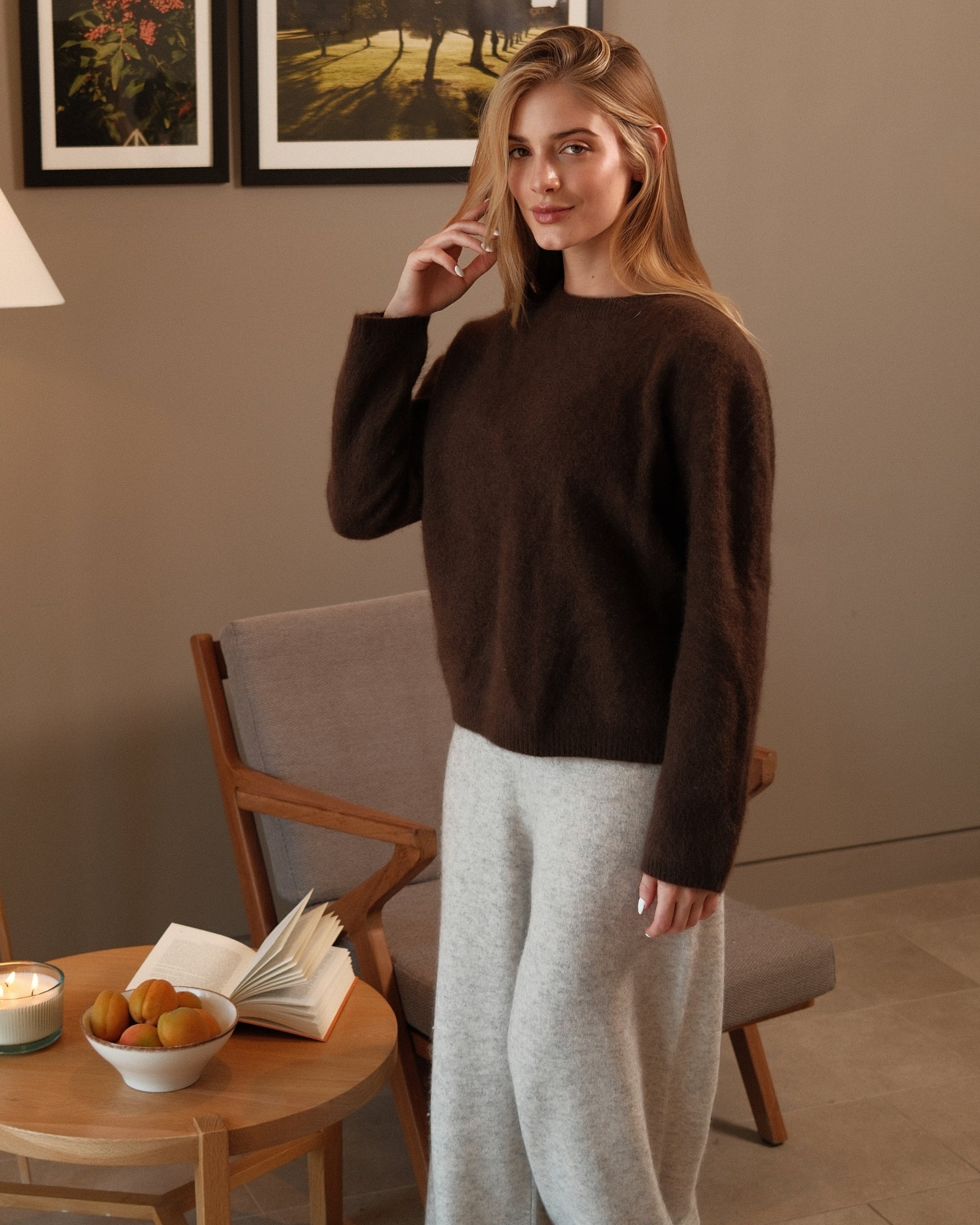 Rundhals Pullover in Mokka, Rückansicht