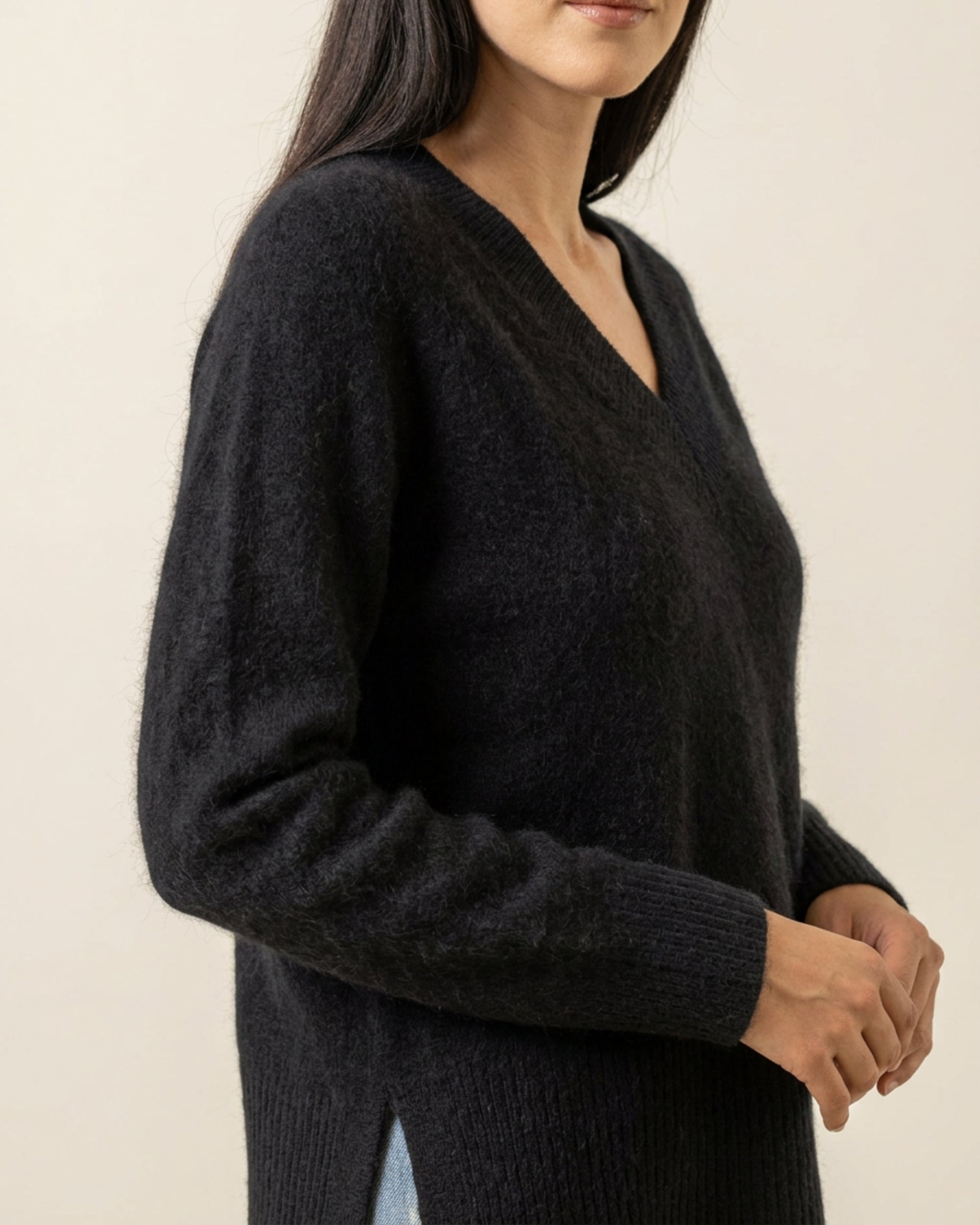 SAINTE MER V-Neck Pullover in Black, gebürsteter Merino-Kaschmir-Strick