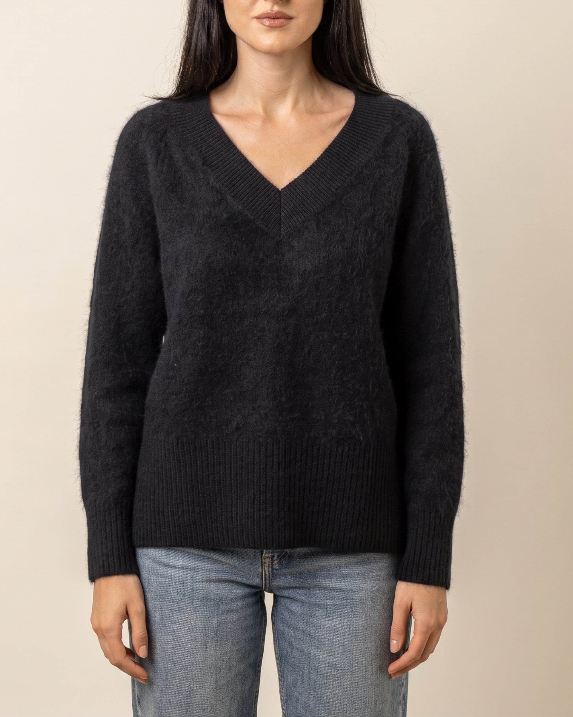 V-Neck Pullover in Black, seitliche Ansicht