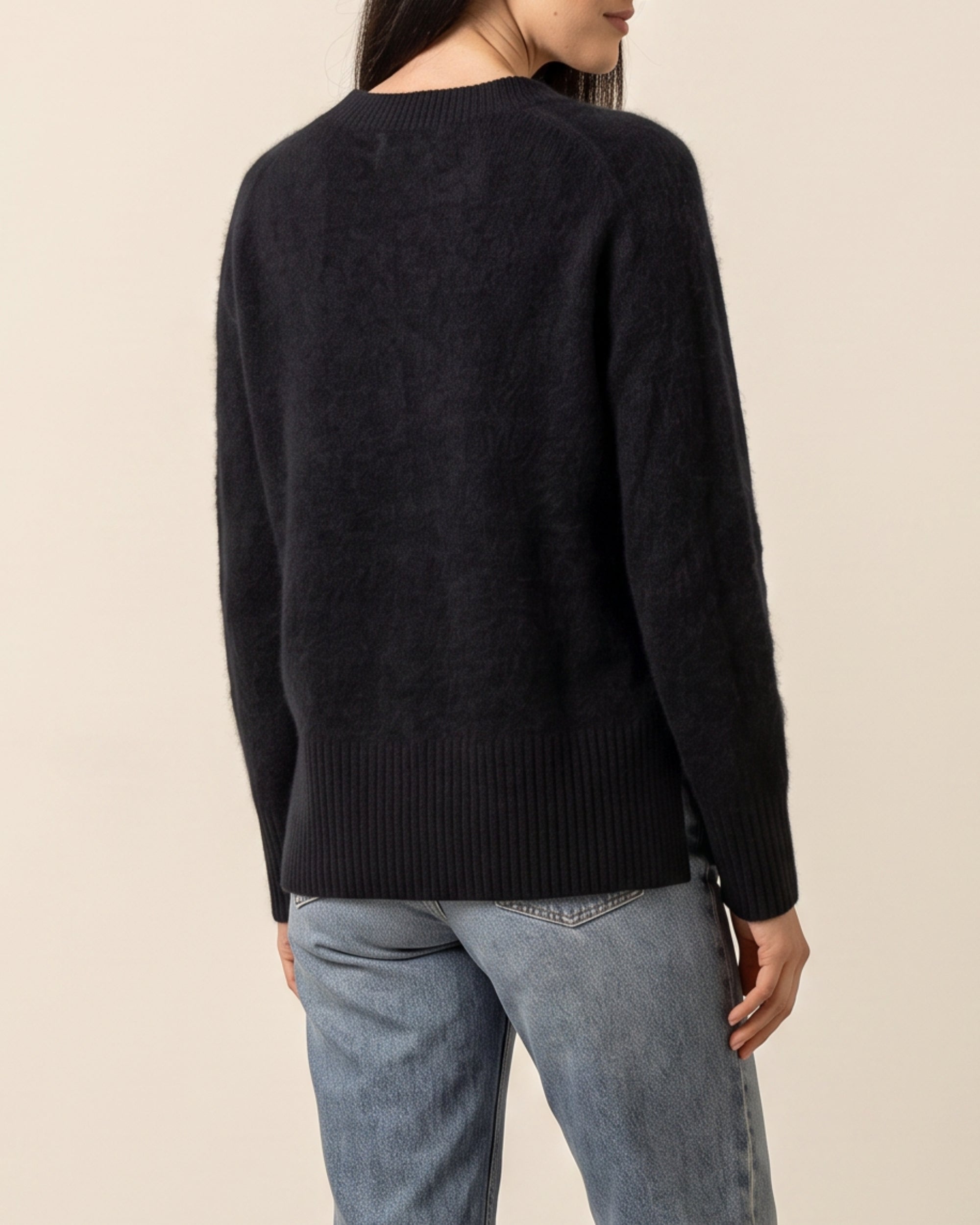 V-Neck Pullover in Black, Rückansicht