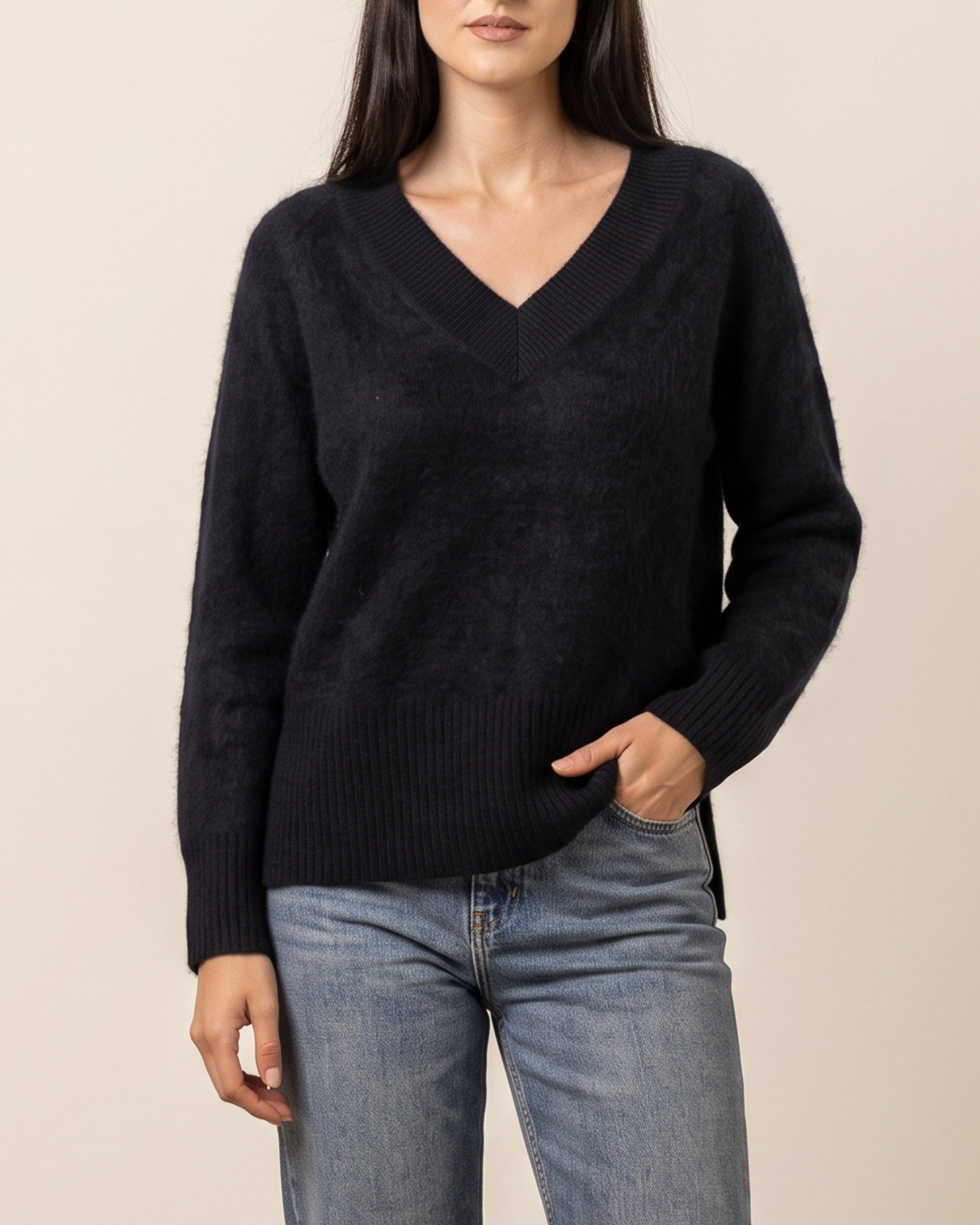 V-Neck Pullover in Black, Raglanärmel im Detail