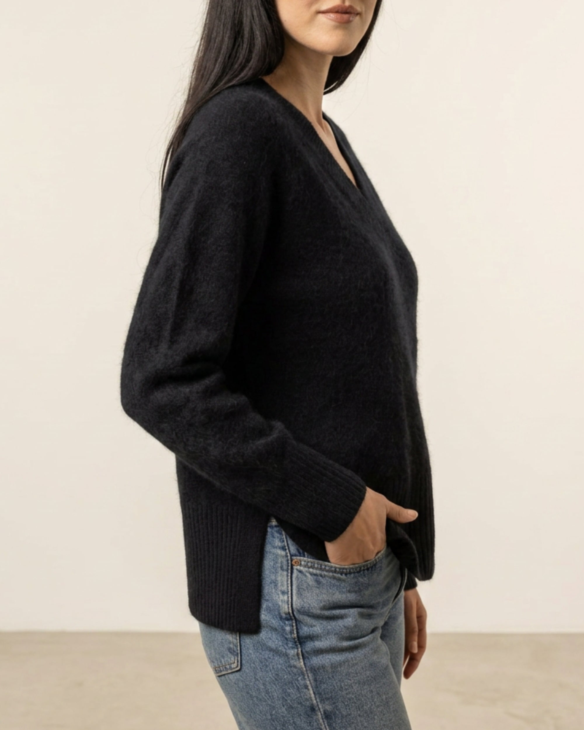 V-Neck Pullover in Black, Seitenschlitz am Saum
