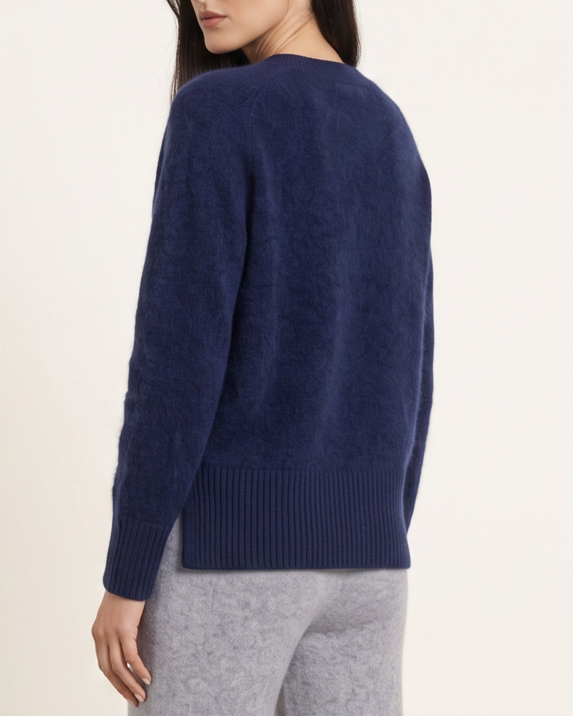 V-Neck Pullover in Navy, Nahaufnahme der Strickoberfläche
